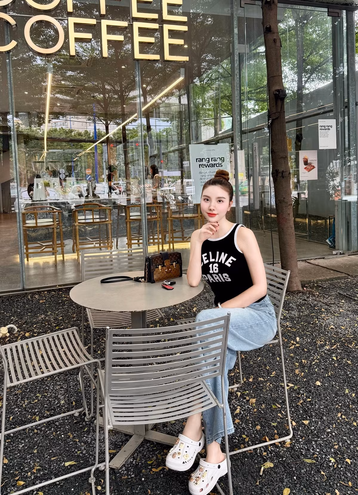 Hạnh Sino xinh đẹp ngồi tại quán cà phê. Ảnh: FB Hạnh Sino