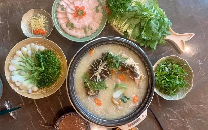 Tên gọi “cháo ám” cũng khiến nhiều người tò mò. Một giả thuyết phổ biến cho rằng chữ “ám” ám chỉ quá trình nấu lâu, kín và chậm rãi, để vị ngọt từ hải sản thấm sâu vào từng hạt gạo. Cháo được ninh liu riu trong thời gian dài, giúp hương vị hòa quyện tự nhiên mà không cần nêm nếm nhiều.