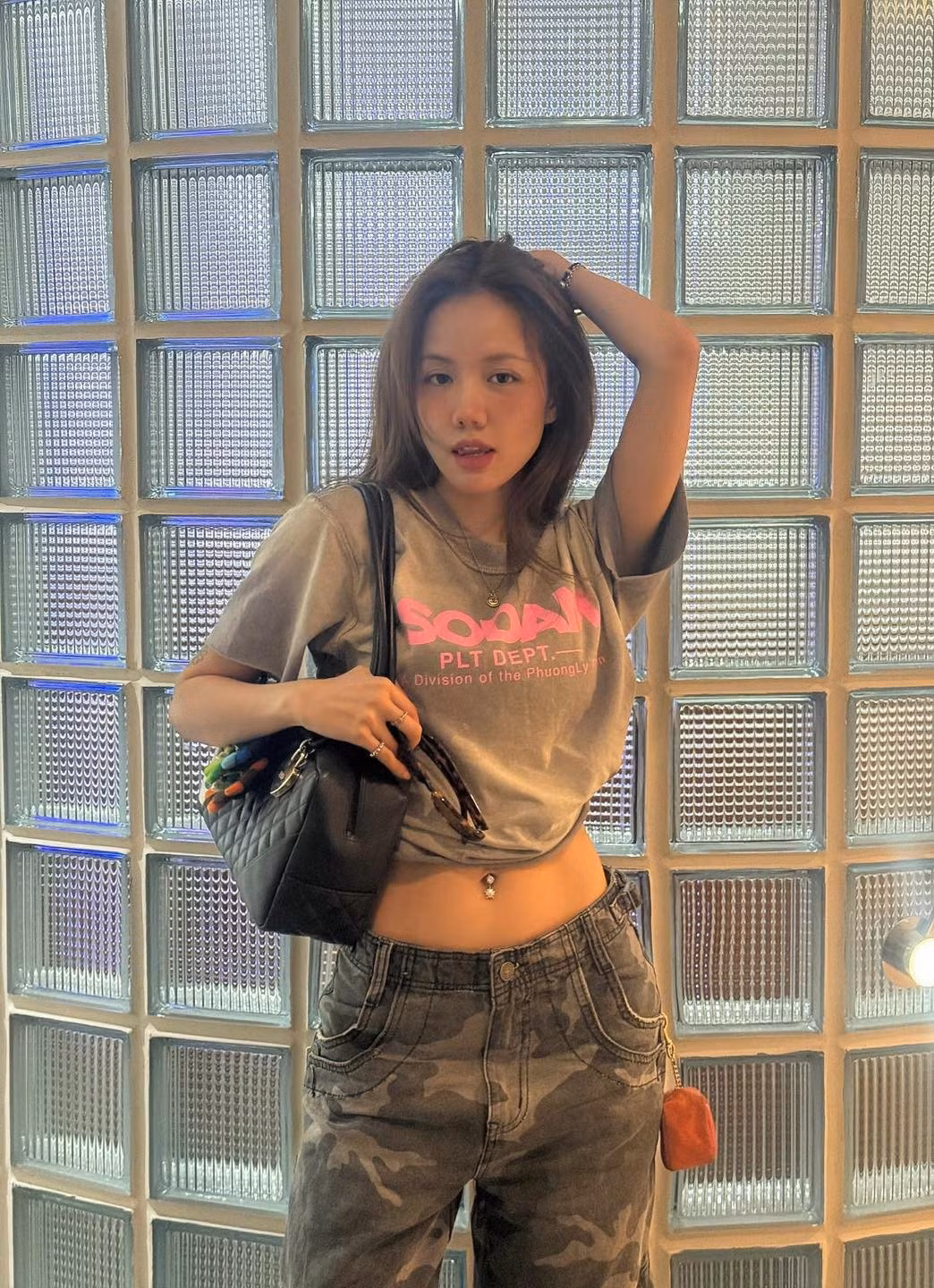 Diện trang phục đơn giản nhưng khéo léo khoe trọn vòng eo "con kiến", nữ ca sĩ sinh năm 1990 nhận về “cơn mưa” lời khen từ người hâm mộ. Ảnh: FB Phương Ly