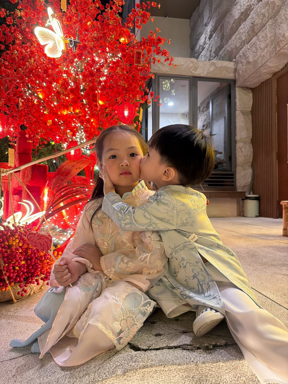 Trong khi đó, Cường Đôla chia sẻ việc chăm con với vợ. Anh đọc sách, phụ vợ ru con ngủ và chơi với con. Nam doanh nhân được nhận xét ra dáng 'ông bố bỉm sữa'.