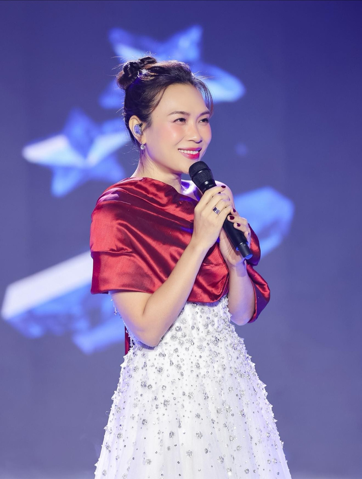 Mỹ Tâm nhận hàng trăm lời khen xinh đẹp, trẻ trung khi đăng ảnh nhận giải thưởng. Ảnh: FB My Tam