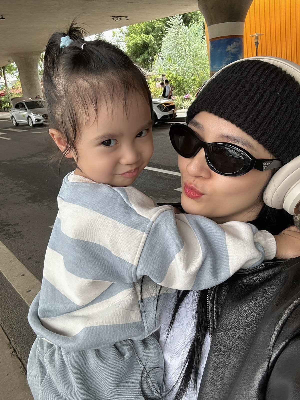 Tháng 4/2024, Bảo Anh lần đầu thừa nhận chuyện có con. Sau khi công khai làm mẹ đơn thân, nữ ca sĩ cởi mở hơn về việc chia sẻ cuộc sống riêng, thường đăng những hình ảnh hạnh phúc bên con gái Misumi trên trang cá nhân. Ảnh: FB Bảo Anh