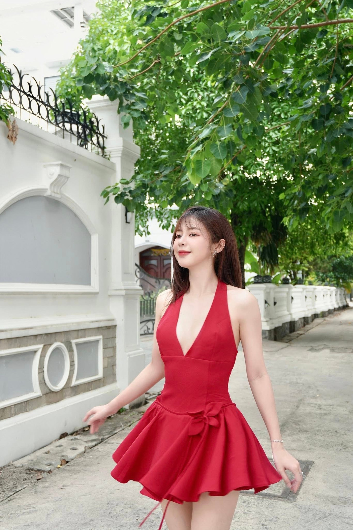 Nữ ca sĩ thường xuyên mặc những trang phục ôm sát cơ thể, chân váy ngắn, áo corset khoe vòng eo gợi cảm và đôi chân thon dài. Ảnh: FB Liz Kim Cương