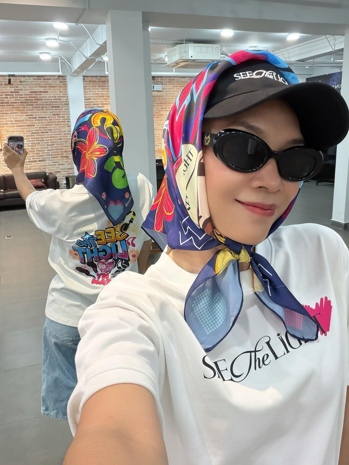 Ca sĩ Mỹ Tâm khoe quà dành cho khán giả của liveshow "See the Light" sắp diễn ra. Ảnh: FB My Tam