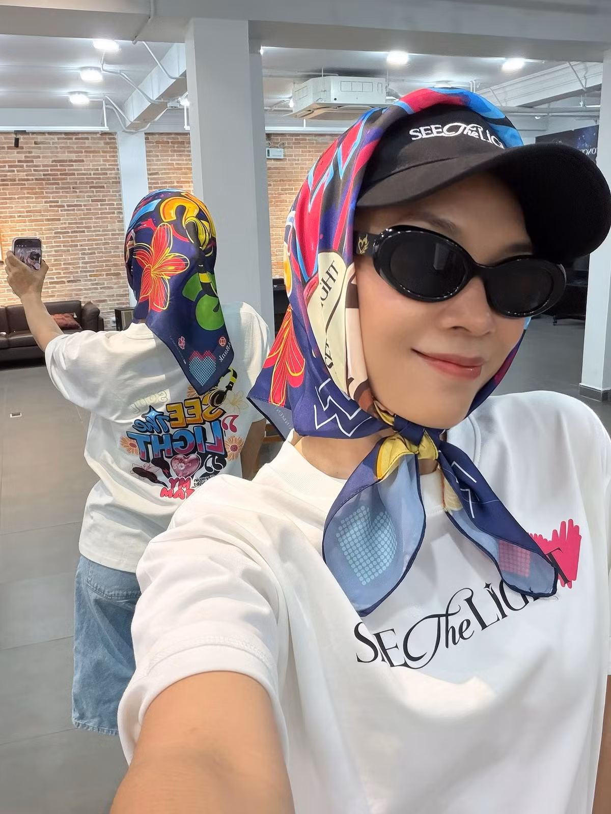 Ca sĩ Mỹ Tâm khoe quà dành cho khán giả của liveshow "See the Light" sắp diễn ra. Ảnh: FB My Tam