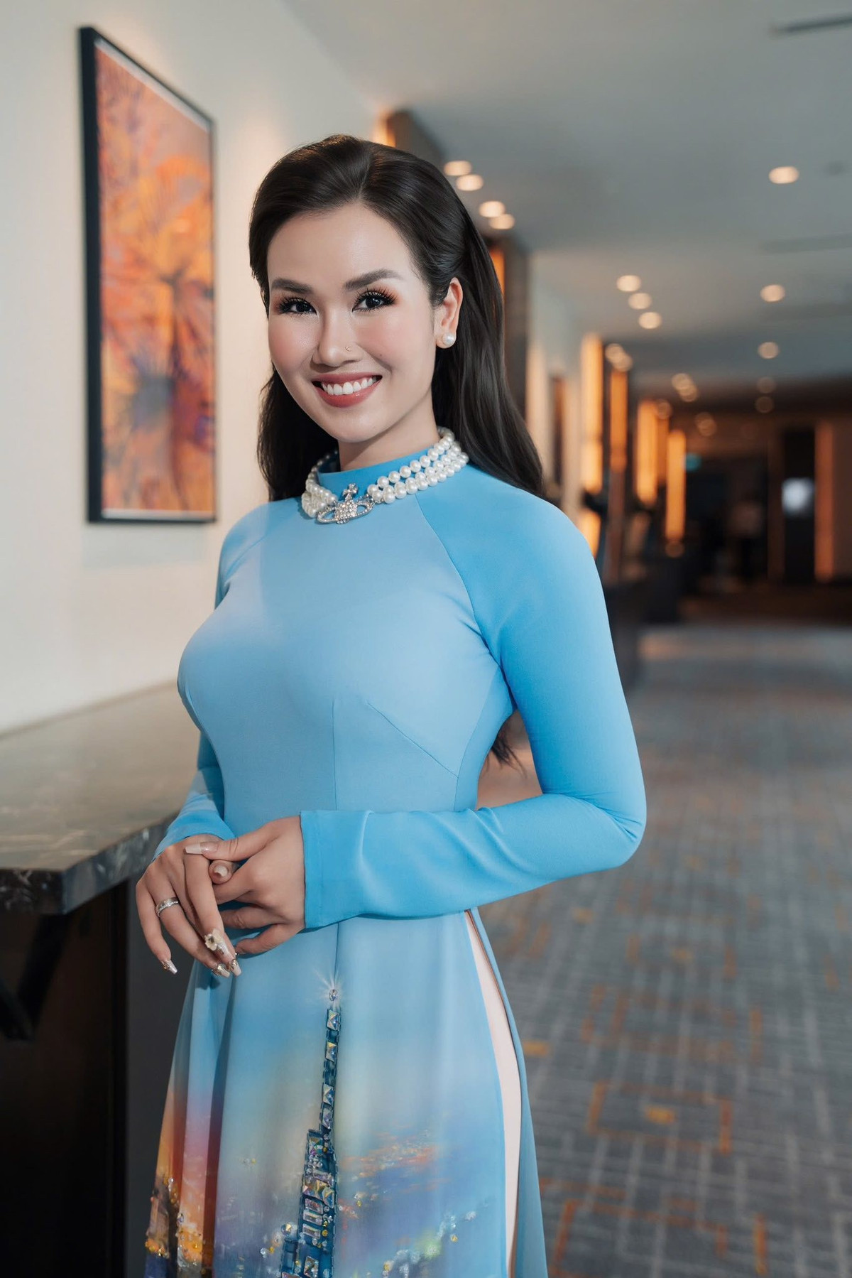 Võ Hạ Trâm tự tin khoe vẻ đẹp trong tà áo dài truyền thống. Ảnh: FB Võ Hạ Trâm