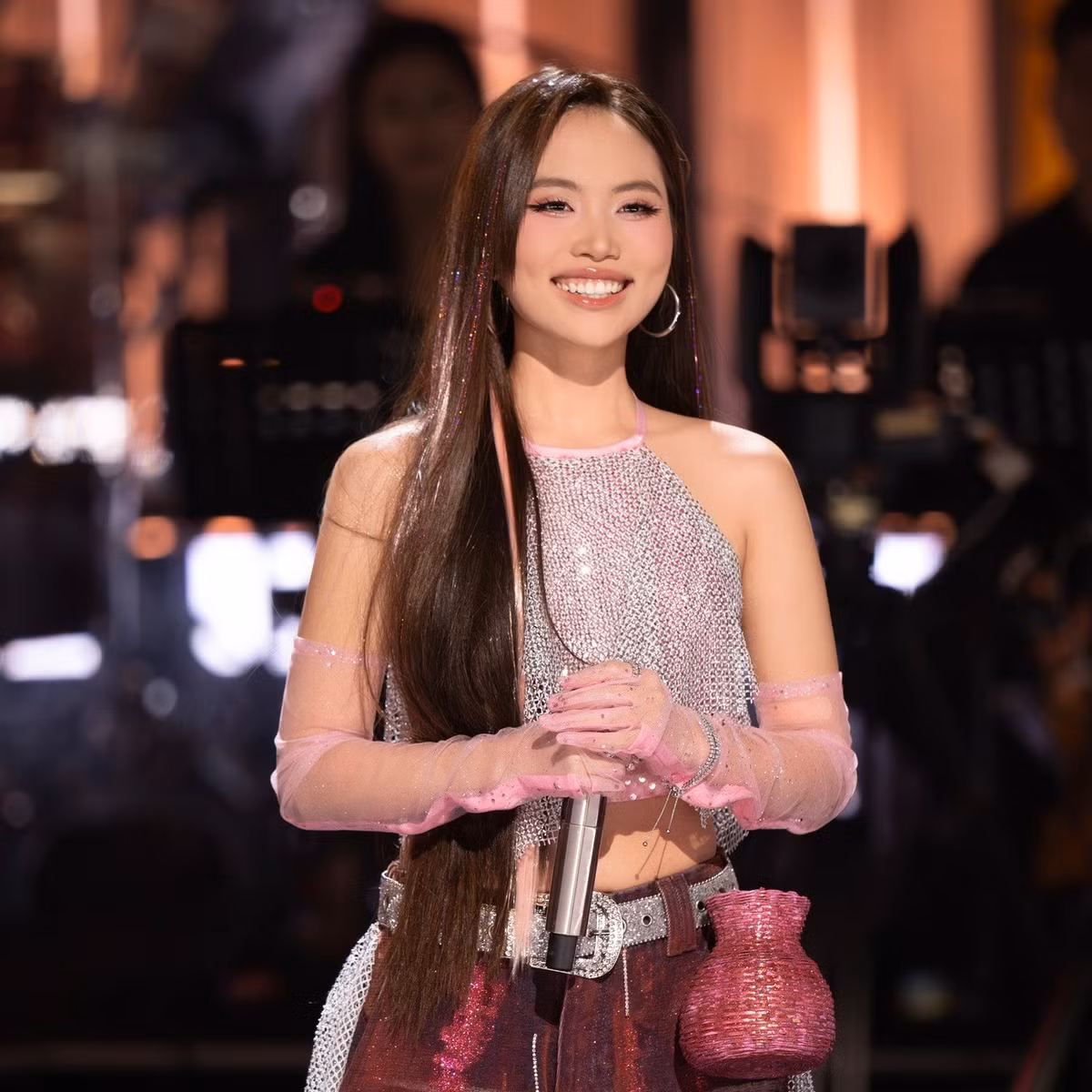 Không còn là “chị Bảy” e dè trên sân khấu, Phương Mỹ Chi đã biết cách tỏa sáng đúng chất riêng dù là trên sân khấu hay ngoài đời thường. Ảnh: FB Phương Mỹ Chi