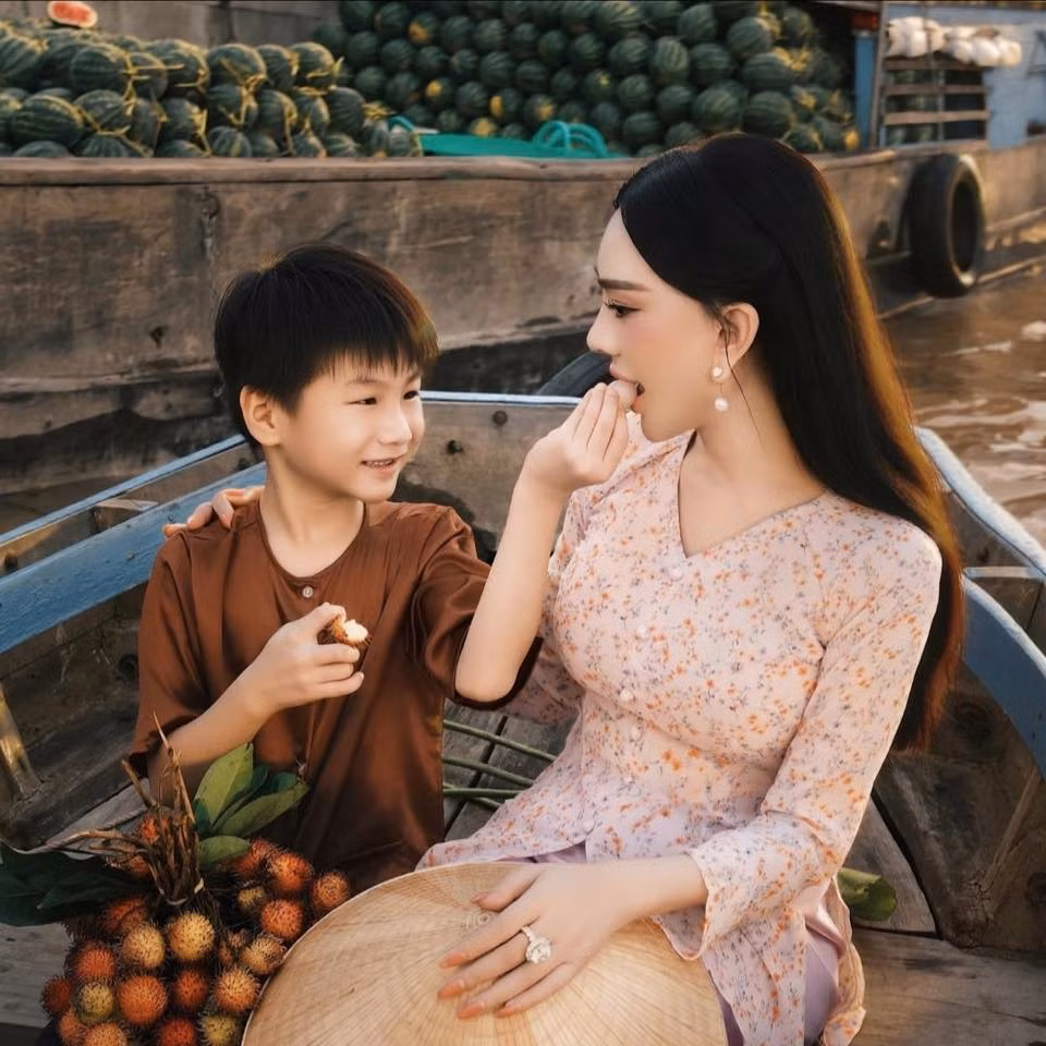 Nhân dịp sinh nhật 7 tuổi của con trai, Lâm Khánh Chi đưa quý tử đi chơi Cần Thơ. Ảnh: FB Lâm Khánh Chi