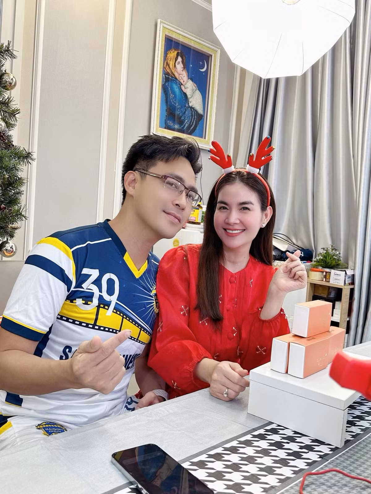 Vợ chồng Kha Ly tranh thủ kiếm thêm thu nhập bằng công việc livestream bán hàng mỗi tối. Ảnh: FB Lại Thị Kha Ly