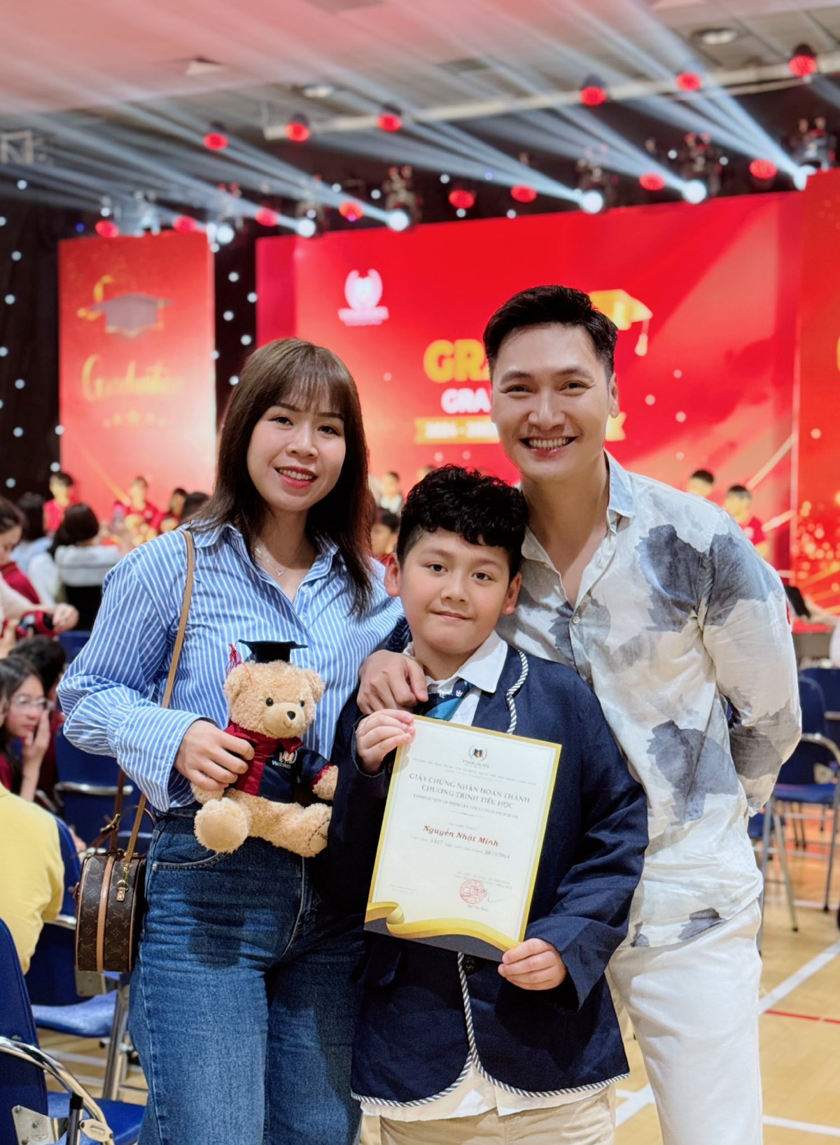 Vợ chồng diễn viên Mạnh Trường dự lễ bế giảng của con trai thứ 2. Ảnh: FB Nguyen Manh Truong