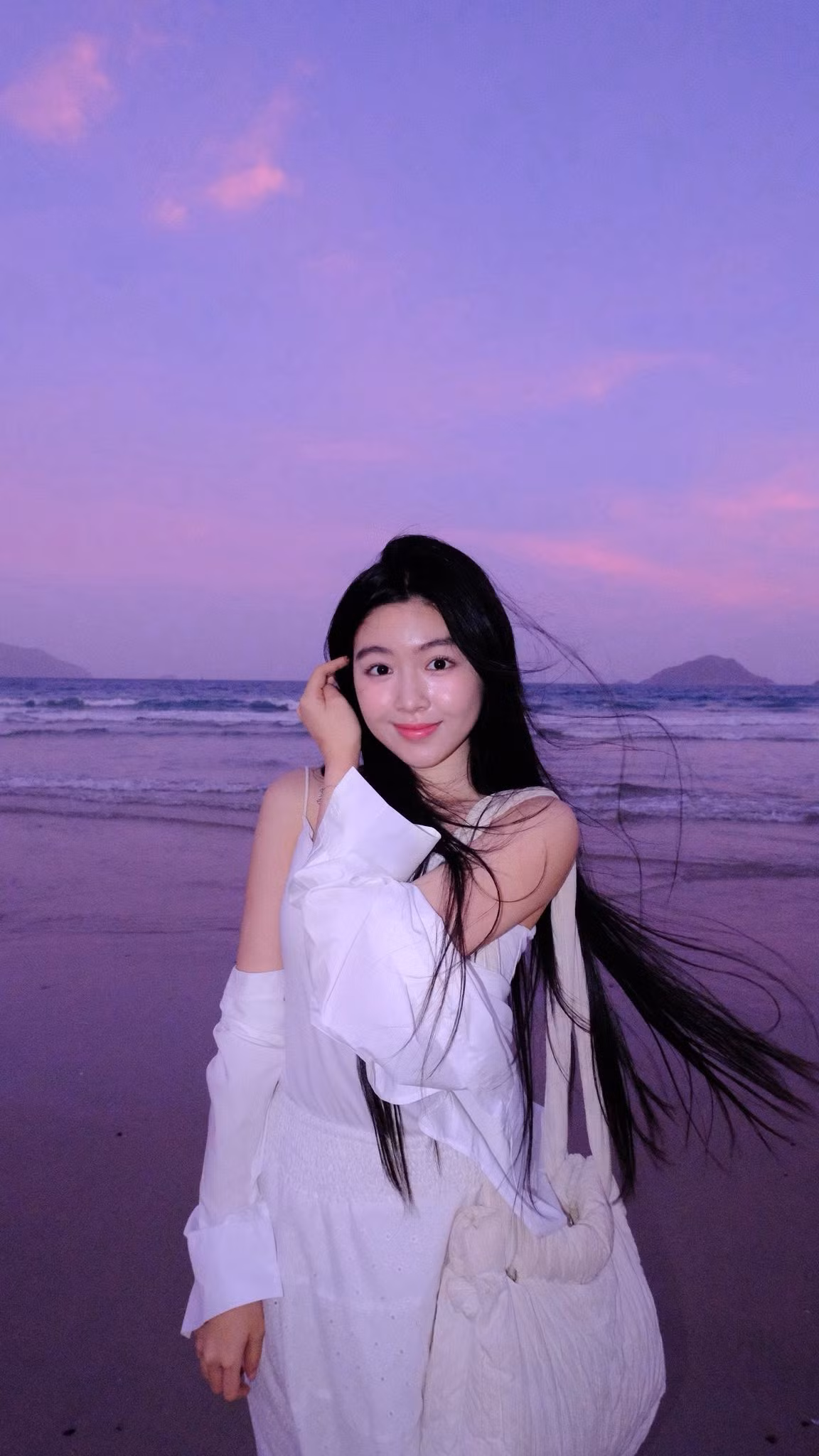 Đáng chú ý, khi buổi chụp ảnh đang diễn ra, một đoàn khách du lịch nước ngoài đi ngang qua đã bất ngờ dừng lại. Không ít người tỏ ra thích thú, liên tục giơ điện thoại và máy ảnh để ghi lại hình ảnh của cô gái trẻ.