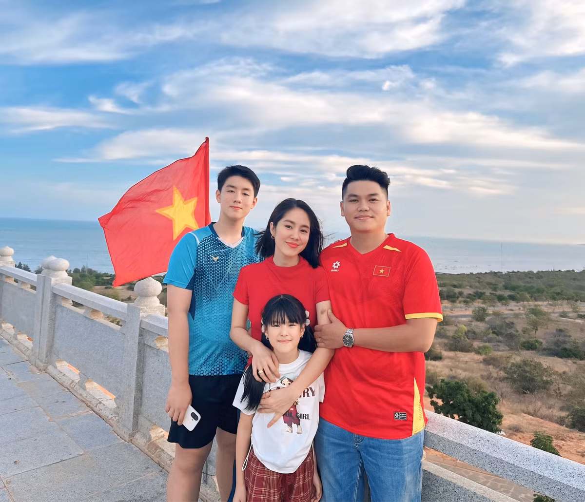 Diễn viên Lê Phương và ông xã - ca sĩ Trung Kiên đưa hai con về quê nội ở Lâm Đồng để đón Tết sớm. Ảnh: FB Lê Phương