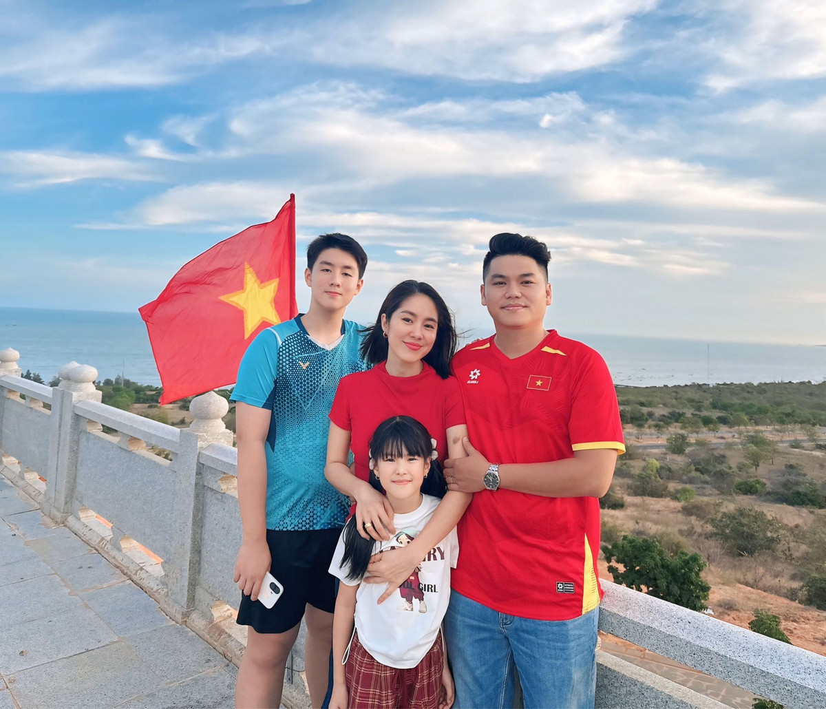 Diễn viên Lê Phương và ông xã - ca sĩ Trung Kiên đưa hai con về quê nội ở Lâm Đồng để đón Tết sớm. Ảnh: FB Lê Phương