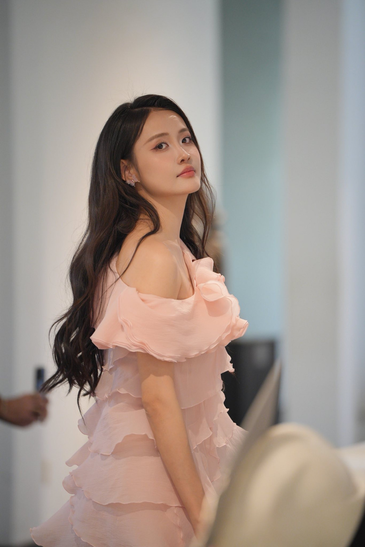 Trương Mỹ Nhân sinh năm 1995, từng giành danh hiệu Á hậu 1 Hoa hậu Siêu quốc gia Việt Nam 2018. Cô tốt nghiệp Đại học Sân khấu Điện ảnh TPHCM, từng dự thi Miss Teen 2011 và đoạt Quán quân Người mẫu trẻ châu Á 2015 ở Hàn Quốc.