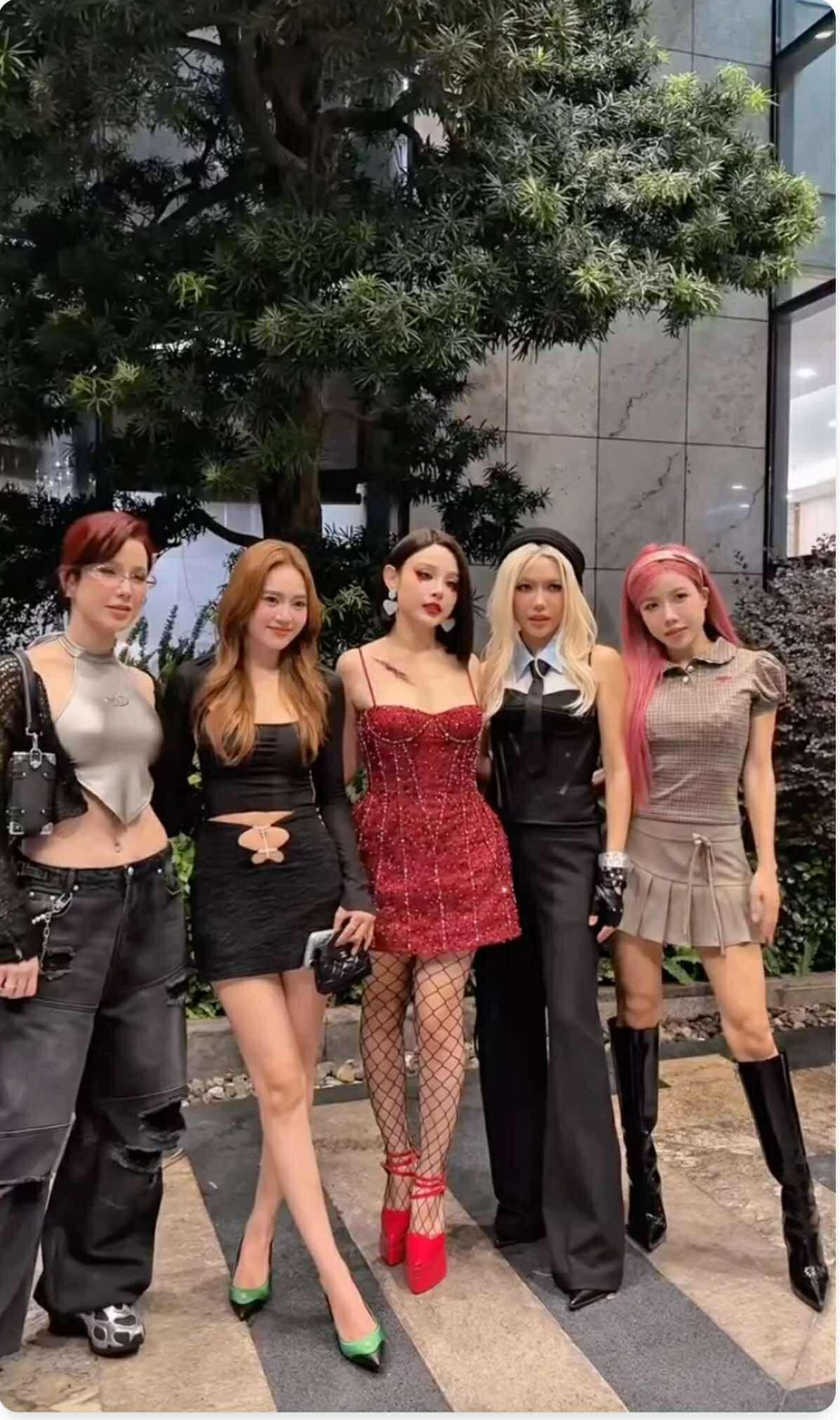 Dù xuất hiện giữa dàn mỹ nhân đình đám, Huyền Baby vẫn chiếm trọn spotlight nhờ phong cách thời trang nổi bật.