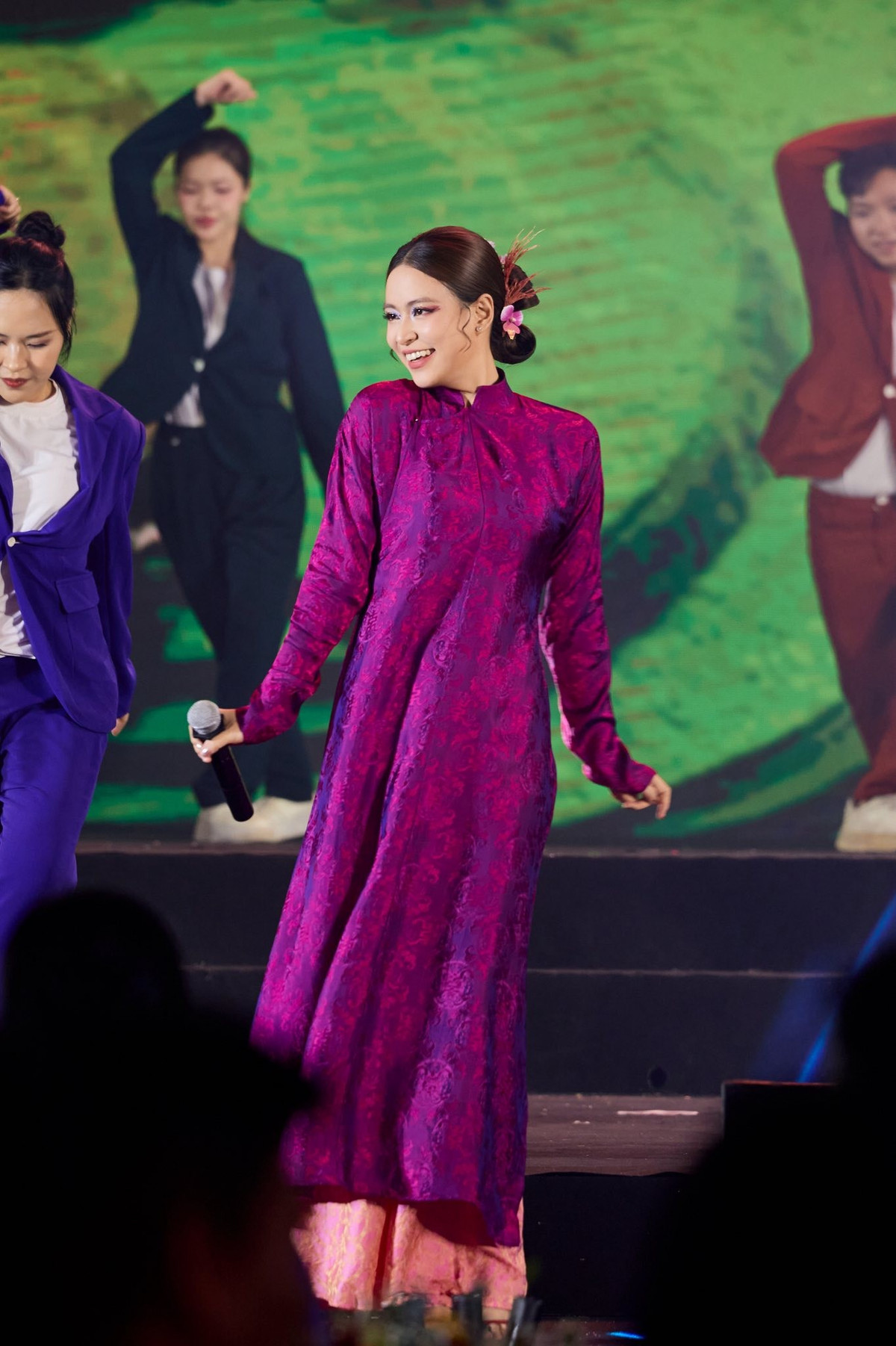 Ca sĩ Hoàng Thùy Linh vinh dự biểu diễn tại lễ bế mạc "Hội chợ mùa thu". Ảnh: FB Hoàng Thùy Linh