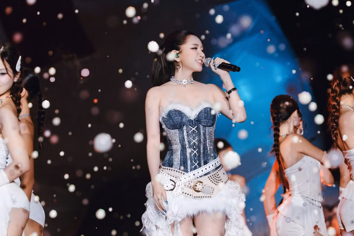 Dù không theo đuổi hình ảnh sexy một cách phô trương, nhưng mỗi lần xuất hiện Bích Phương vẫn luôn khiến cộng đồng mạng phải “dậy sóng”.