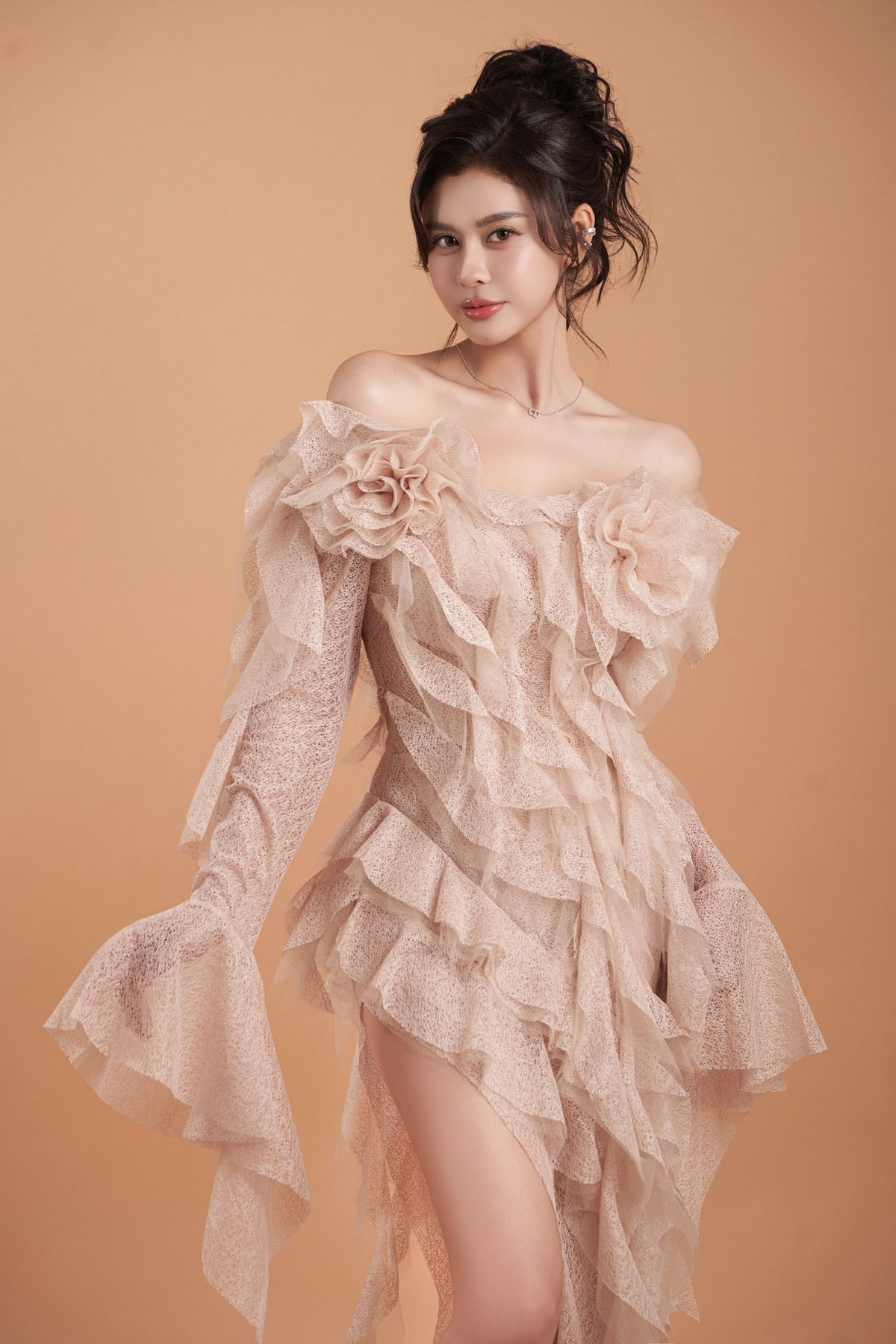 Ca sĩ Trương Quỳnh Anh xinh đẹp gợi cảm với váy màu be nude. Ảnh: FB Trương Quỳnh Anh