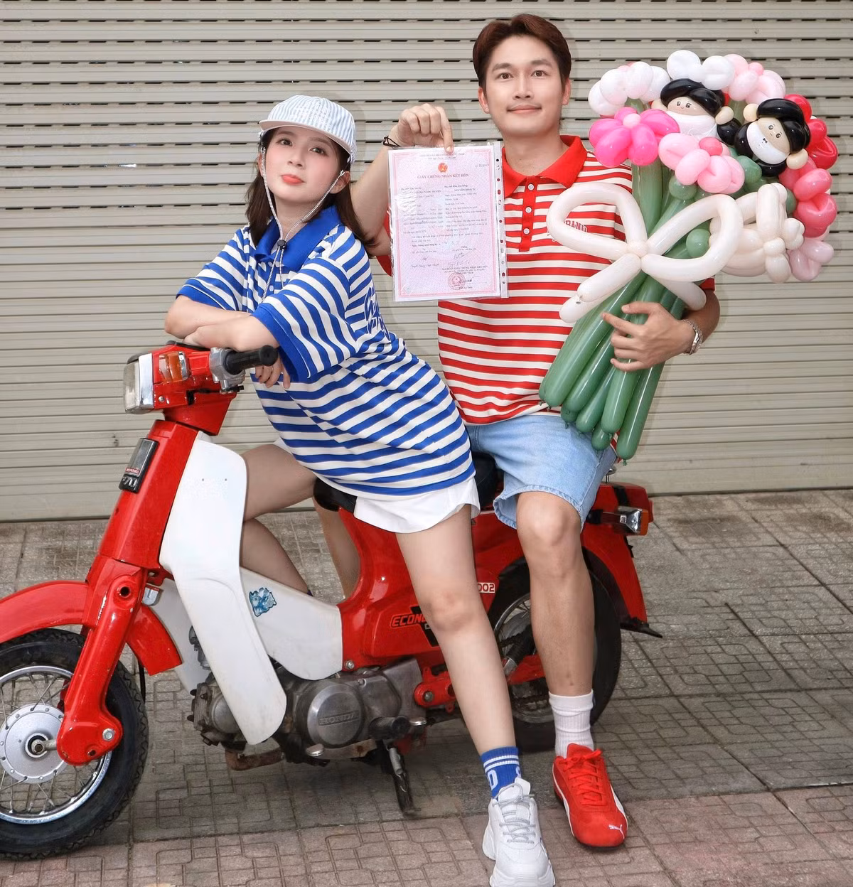 Đình Tú - Ngọc Huyền khoe giấy đăng ký kết hôn. Ảnh: FB Nguyễn Hoàng Ngọc Huyền