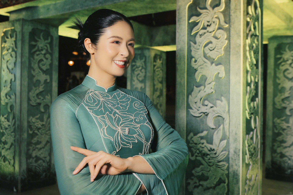 Xuất hiện trong những trang phục nhẹ nhàng, tinh tế, nàng hậu tự tin khoe vóc dáng thon gọn, vòng eo gọn gàng cùng phong thái dịu dàng, tươi tắn.