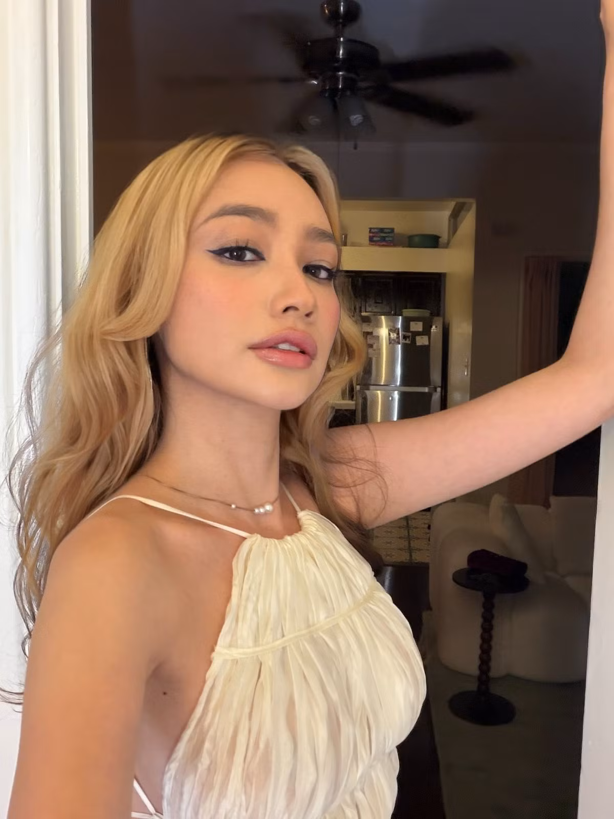 Mới đây, Á hậu Trương Tri Trúc Diễm đã làm dậy sóng mạng xã hội với loạt ảnh khoe vóc dáng nuột nà, gợi cảm.