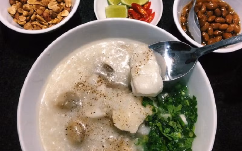 Điểm khiến cháo ám được xem là món ăn “khó chiều” nằm ở kỹ thuật nấu cầu kỳ. Hải sản phải luộc riêng từng loại với thời gian chính xác, nước luộc được lọc kỹ để giữ phần trong nhất, cháo ninh lửa nhỏ liên tục, người nấu phải khuấy đều tay để tránh khê đáy nồi và giữ độ mịn hoàn hảo.