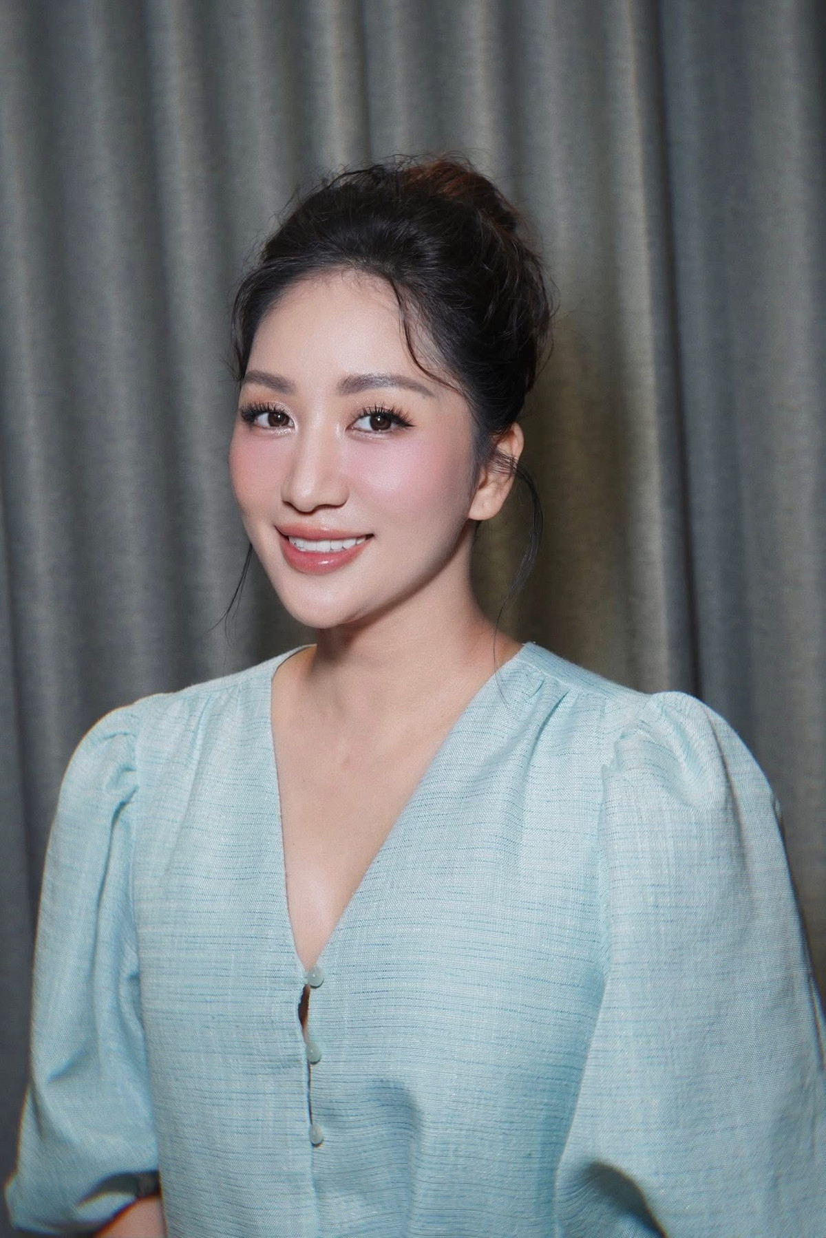 Khánh Thi khoe cận gương mặt được trang điểm nhẹ nhàng. Ảnh: FB Khanh Thi Phan Hien