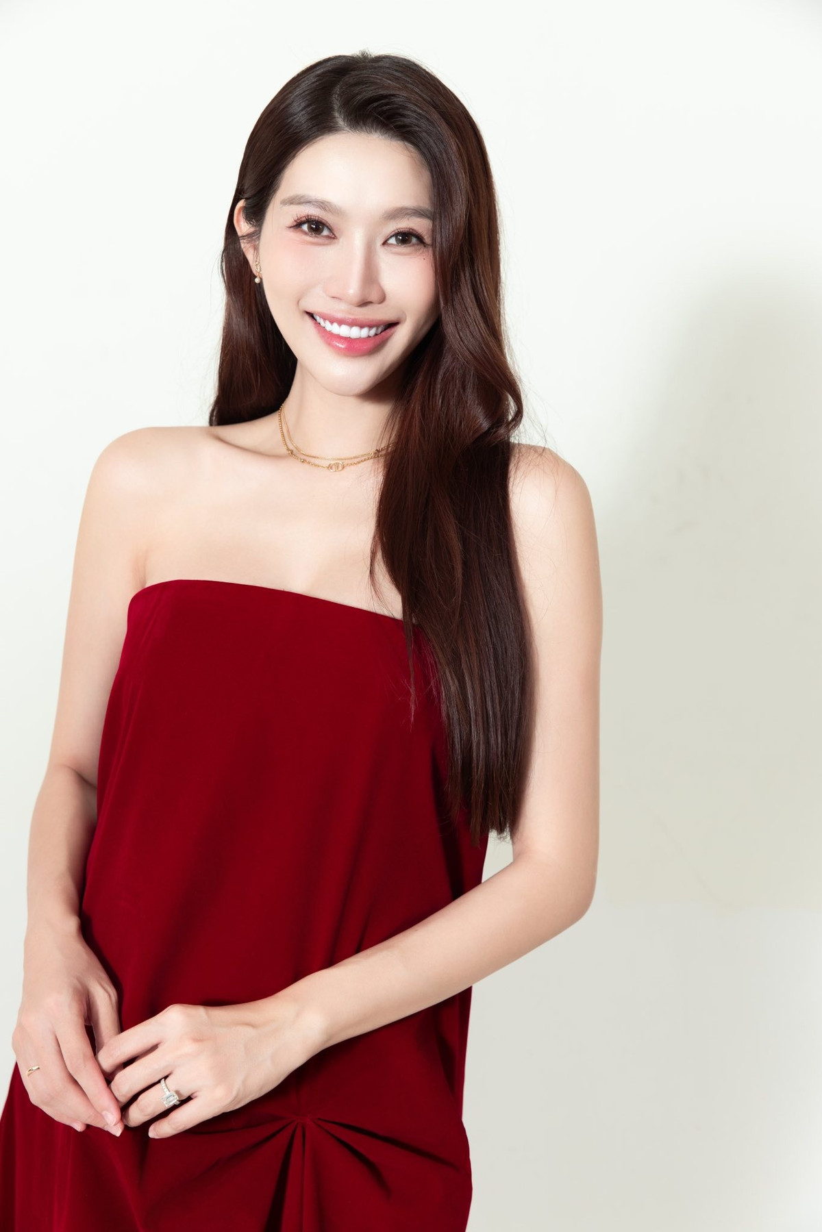 Gương mặt tươi tắn, làn da rạng rỡ cùng nụ cười tràn đầy năng lượng càng khiến hình ảnh bà bầu của cô trở nên đặc biệt.