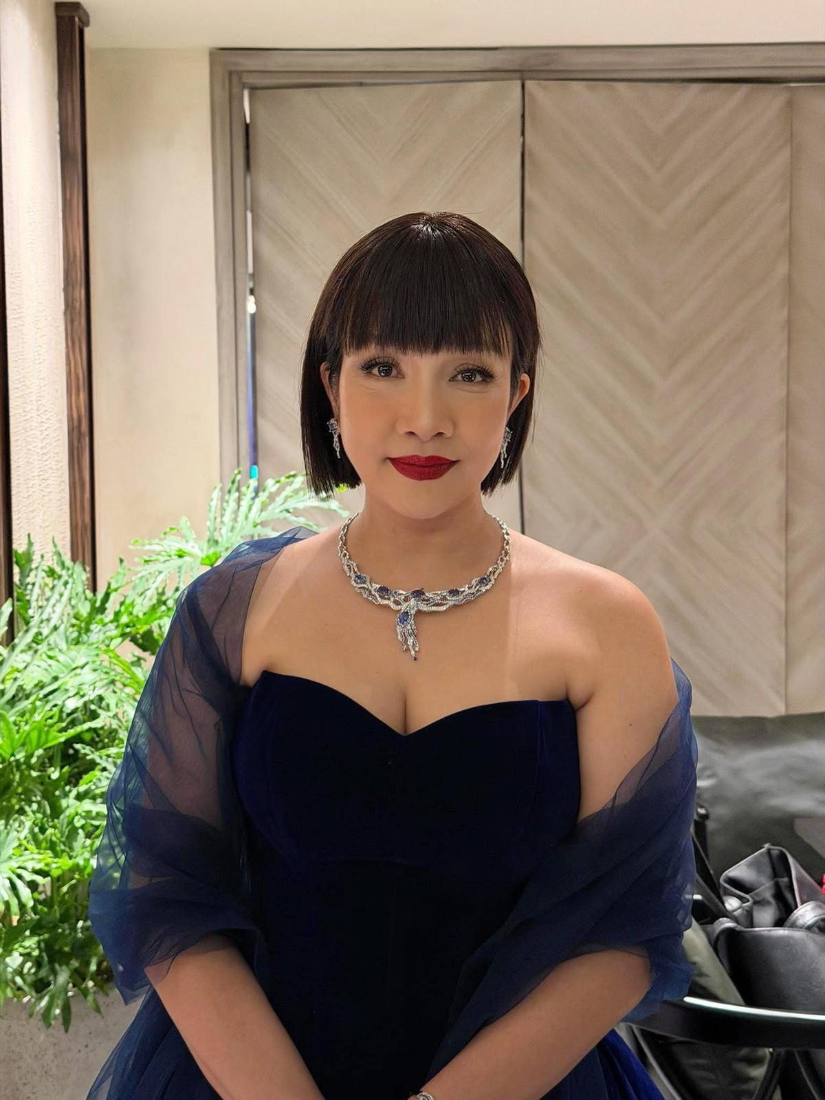 Ca sĩ Mỹ Tâm với diện mạo lạ. Trong lần này, diva Mỹ Linh diện váy dạ hội tông tối dáng cúp ngực, mang lại tổng thể trang nhã, sang trọng nhưng cũng không kém phần gợi cảm. Ảnh: FB Mỹ Linh