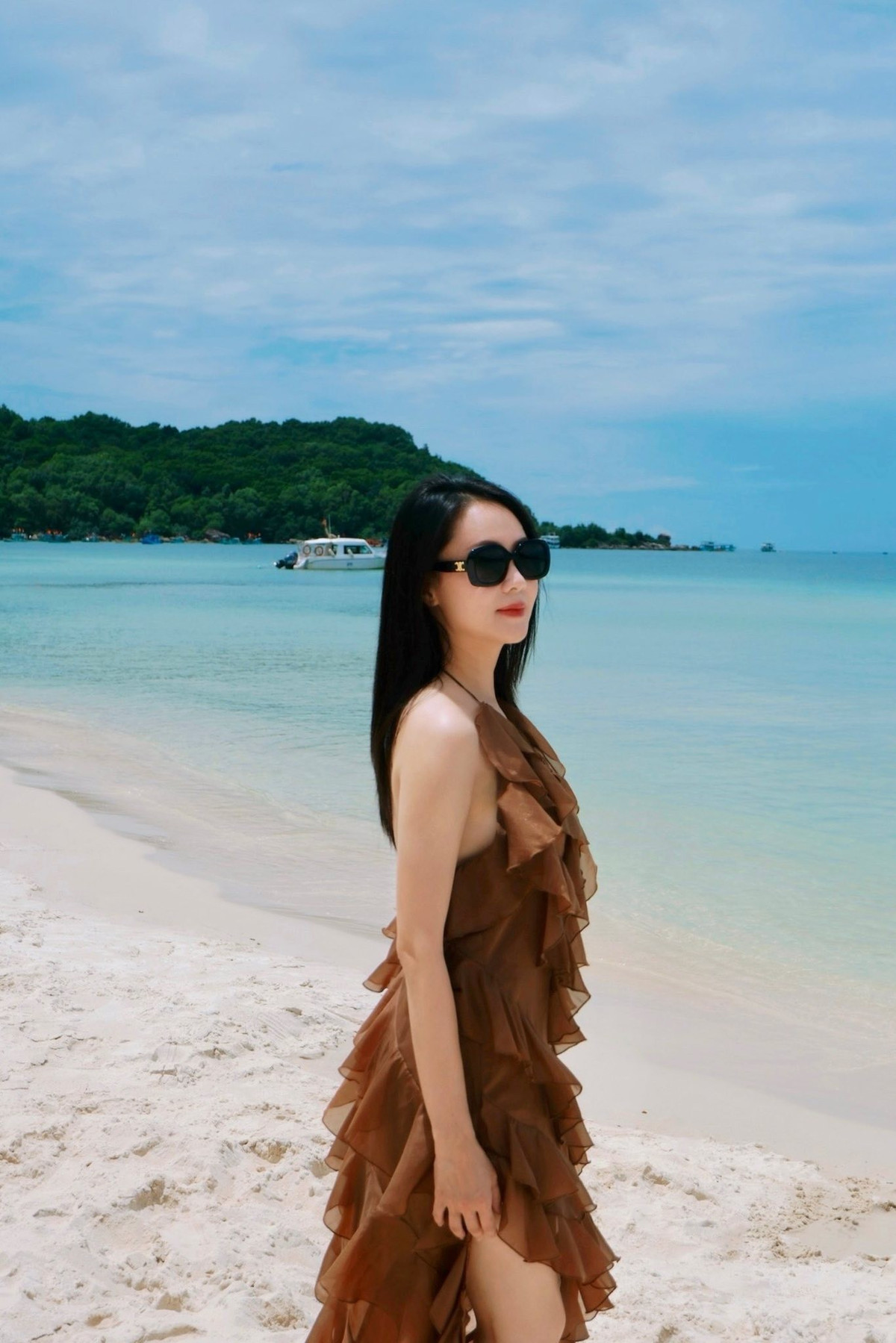 Nữ diễn viên Hồng Diễm đã chia sẻ loạt ảnh check-in trong chuyến du lịch biển, nhanh chóng nhận được “bão” like từ người hâm mộ. Ảnh: FB Nguyen Hong Diem