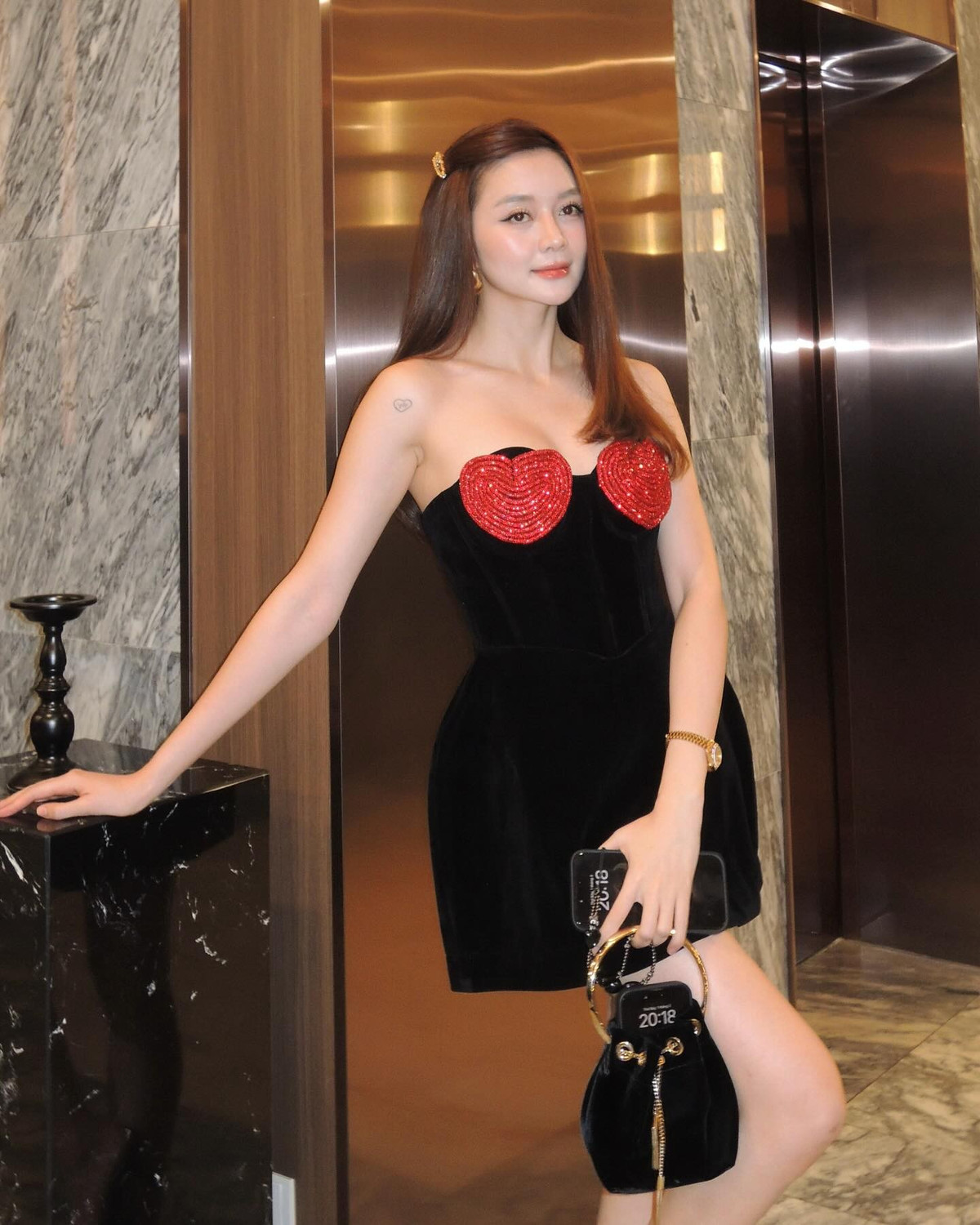 Ngoài vóc dáng nuột nà, Thiều Bảo Trâm còn sở hữu làn da trắng sứ. Ảnh: FB Thiều Bảo Trang