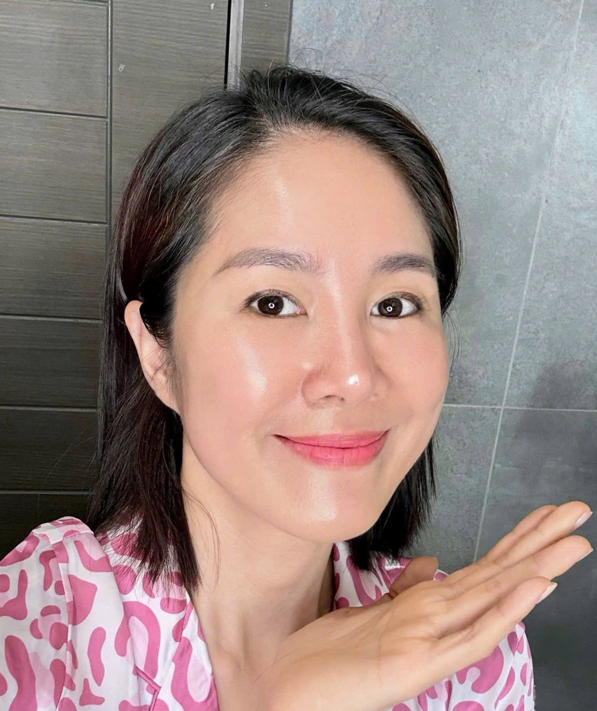 Kèm theo bức ảnh, cô hài hước chia sẻ niềm vui khi được chồng khen ngợi “da đẹp”, khiến người hâm mộ vừa thích thú vừa ngưỡng mộ.