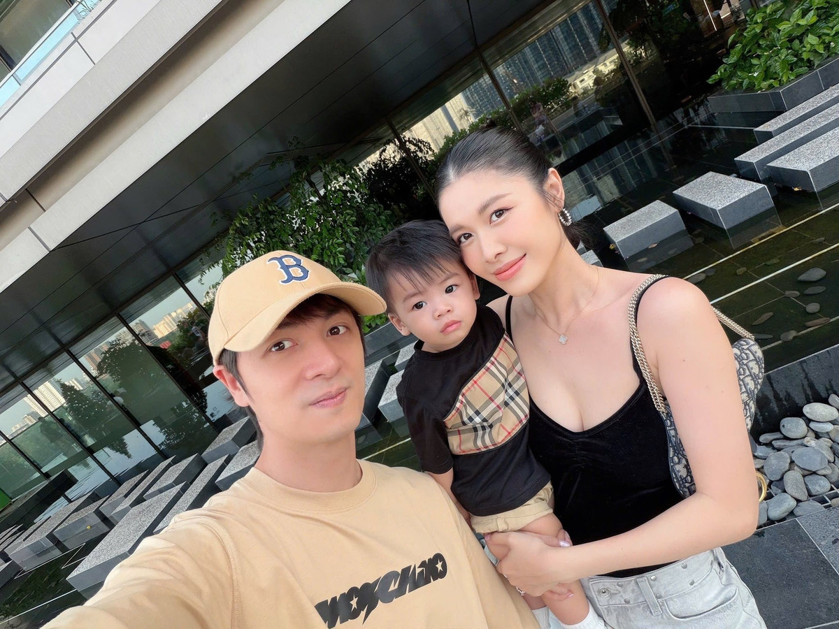 Gia đình Đăng Khôi - Thuỷ Anh đưa con trai út đi chơi. Ảnh: FB Dang Khoi Nguyen