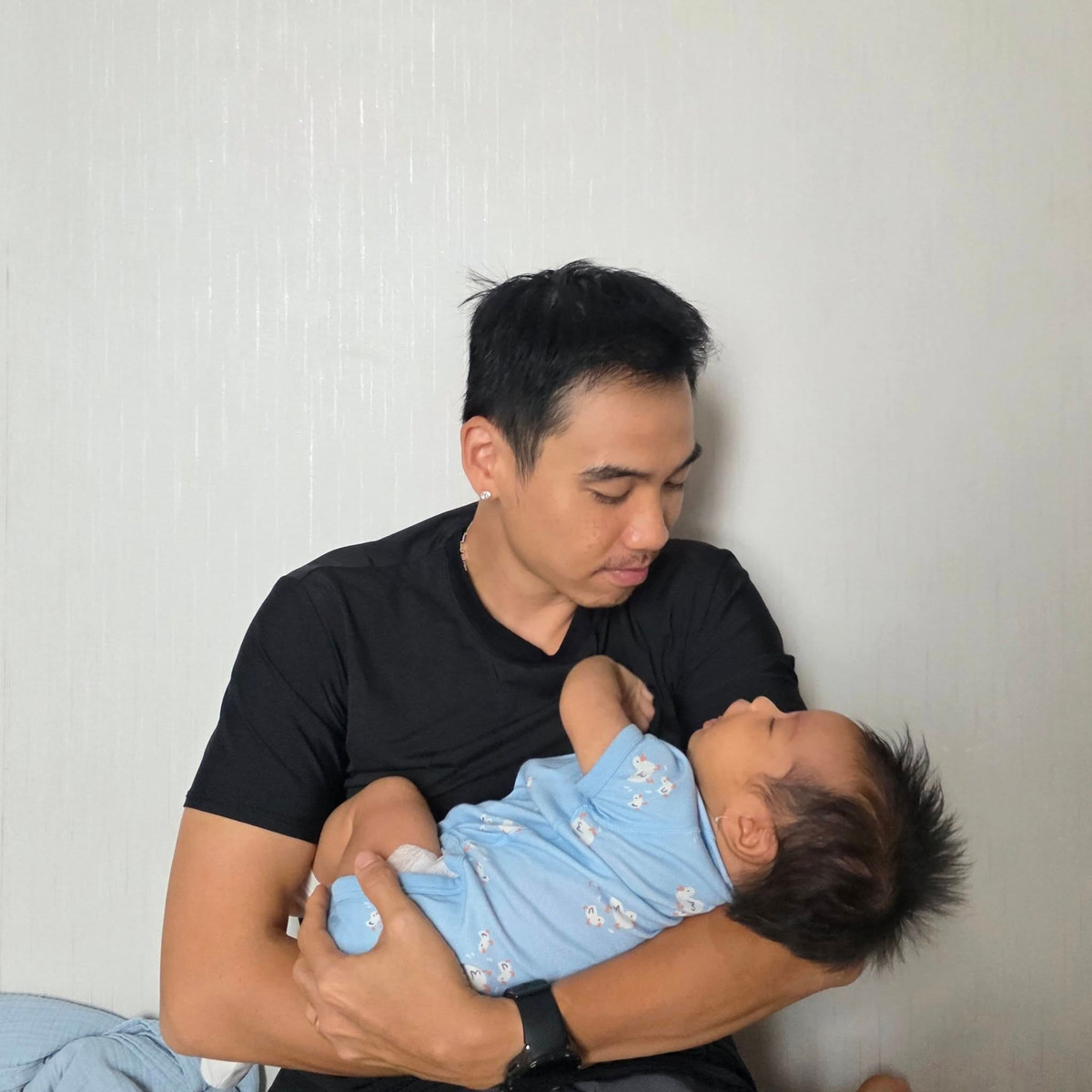 Nhiếp ảnh gia Tuấn Khôi - chồng hoa hậu H'Hen Niê - đăng hình bế con gái Harley 2 tháng tuổi và bày tỏ: "Chỉ cần nghe con ê a là cảm thấy tràn đầy năng lượng cho ngày mới". Ảnh: FB Tuấn Khôi