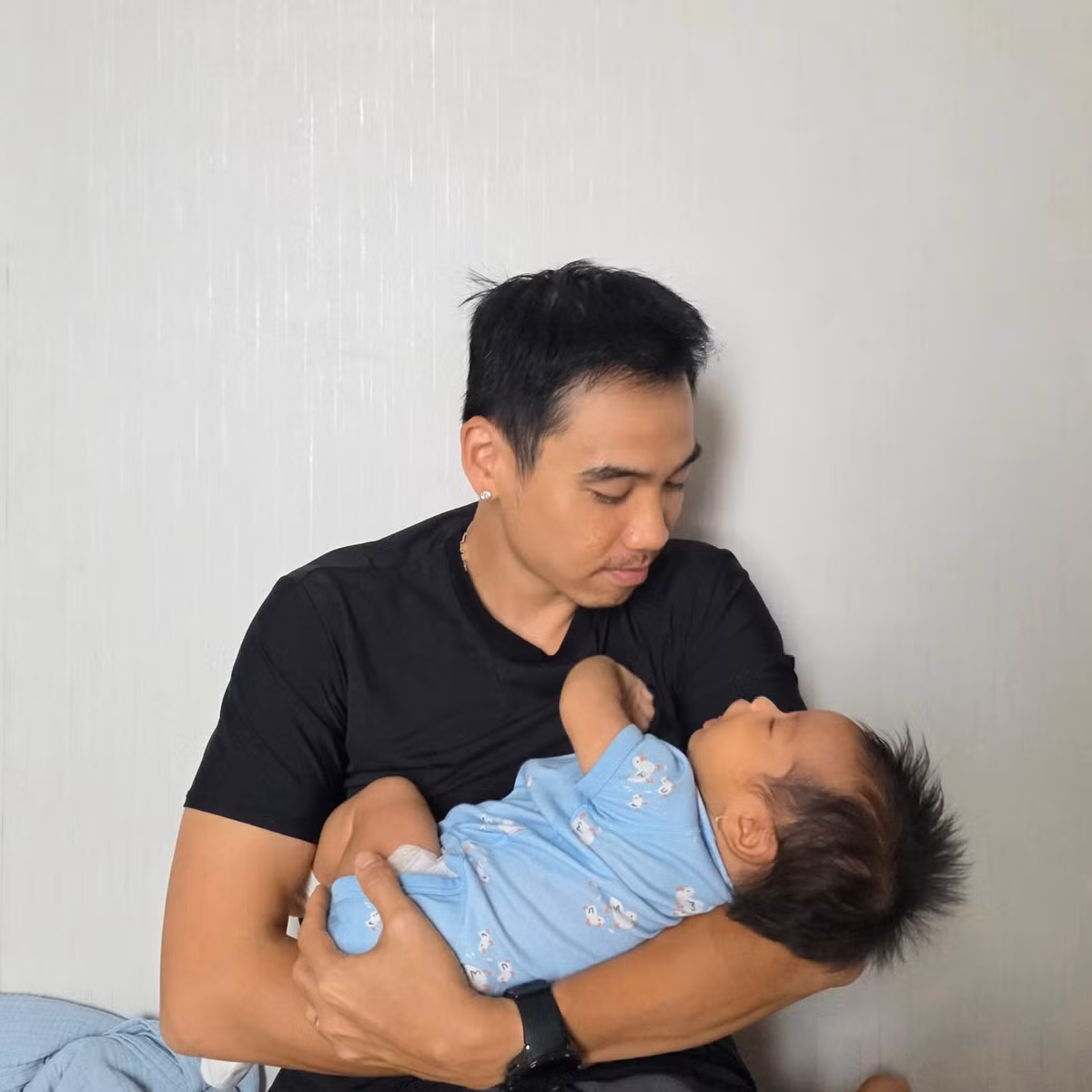 Nhiếp ảnh gia Tuấn Khôi - chồng hoa hậu H'Hen Niê - đăng hình bế con gái Harley 2 tháng tuổi và bày tỏ: "Chỉ cần nghe con ê a là cảm thấy tràn đầy năng lượng cho ngày mới". Ảnh: FB Tuấn Khôi