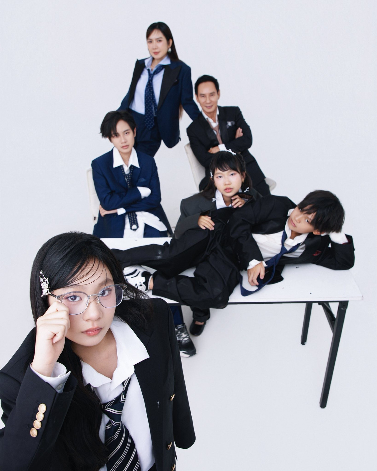 Sự xuất hiện của bốn người con bên cạnh bố mẹ khiến bộ ảnh thêm phần ấm áp, trọn vẹn.