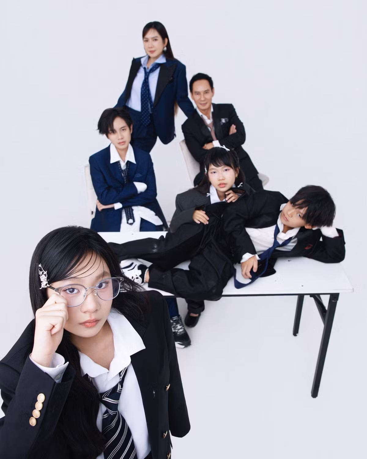 Sự xuất hiện của bốn người con bên cạnh bố mẹ khiến bộ ảnh thêm phần ấm áp, trọn vẹn.