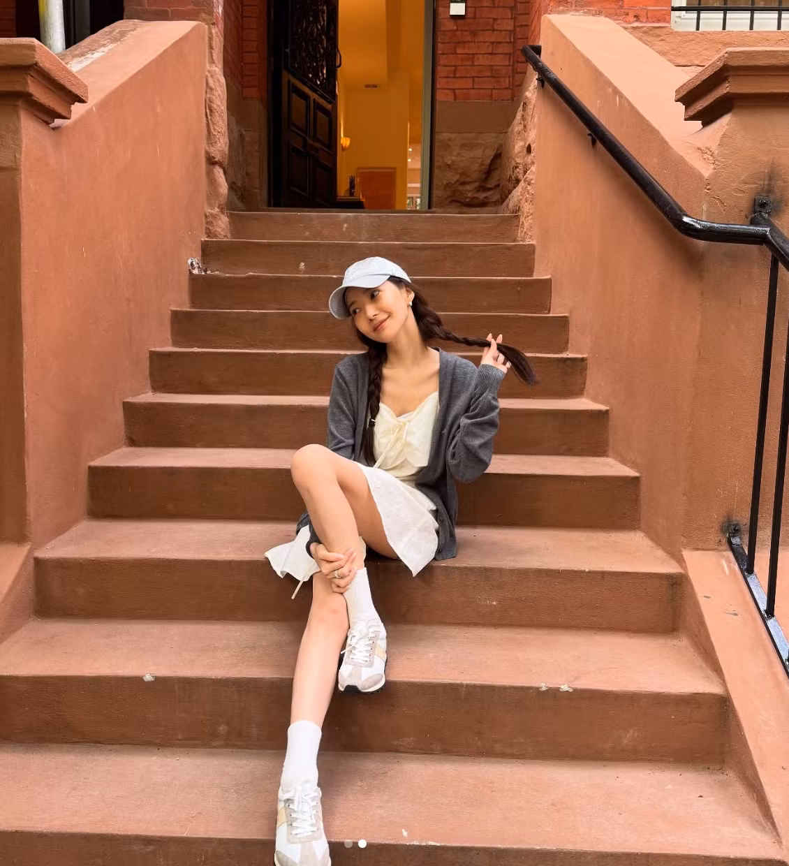 Mái tóc thẳng dài, rẽ ngôi lệch và buông xõa mềm mại làm tôn lên nét nữ tính, dịu dàng nhưng vẫn đủ sang chảnh.