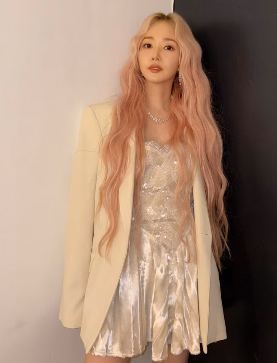 Khác với nhiều ngôi sao chọn cách im lặng trước tin đồn “dao kéo”, mỹ nhân sinh năm 1986 thẳng thắn thừa nhận từng cắt mí và chỉnh sửa mũi.