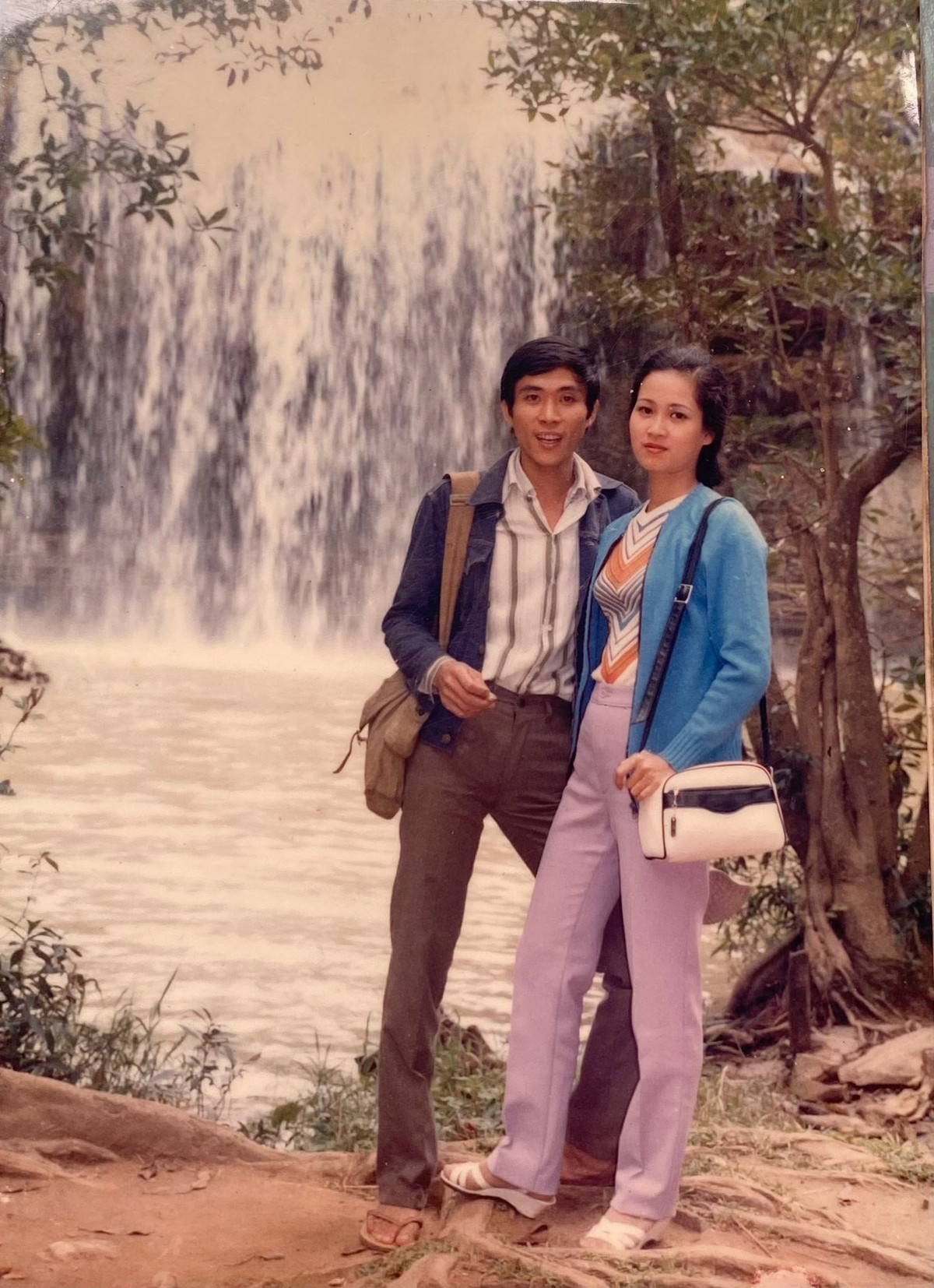 Tin tức sao Việt 23/12: NSND Lan Hương tiết lộ bức ảnh chụp cùng bạn đời - NSƯT Đỗ Kỷ vào năm 1985 tại thác Prenn, Đà Lạt. Ảnh: FB Lan Hương Bông