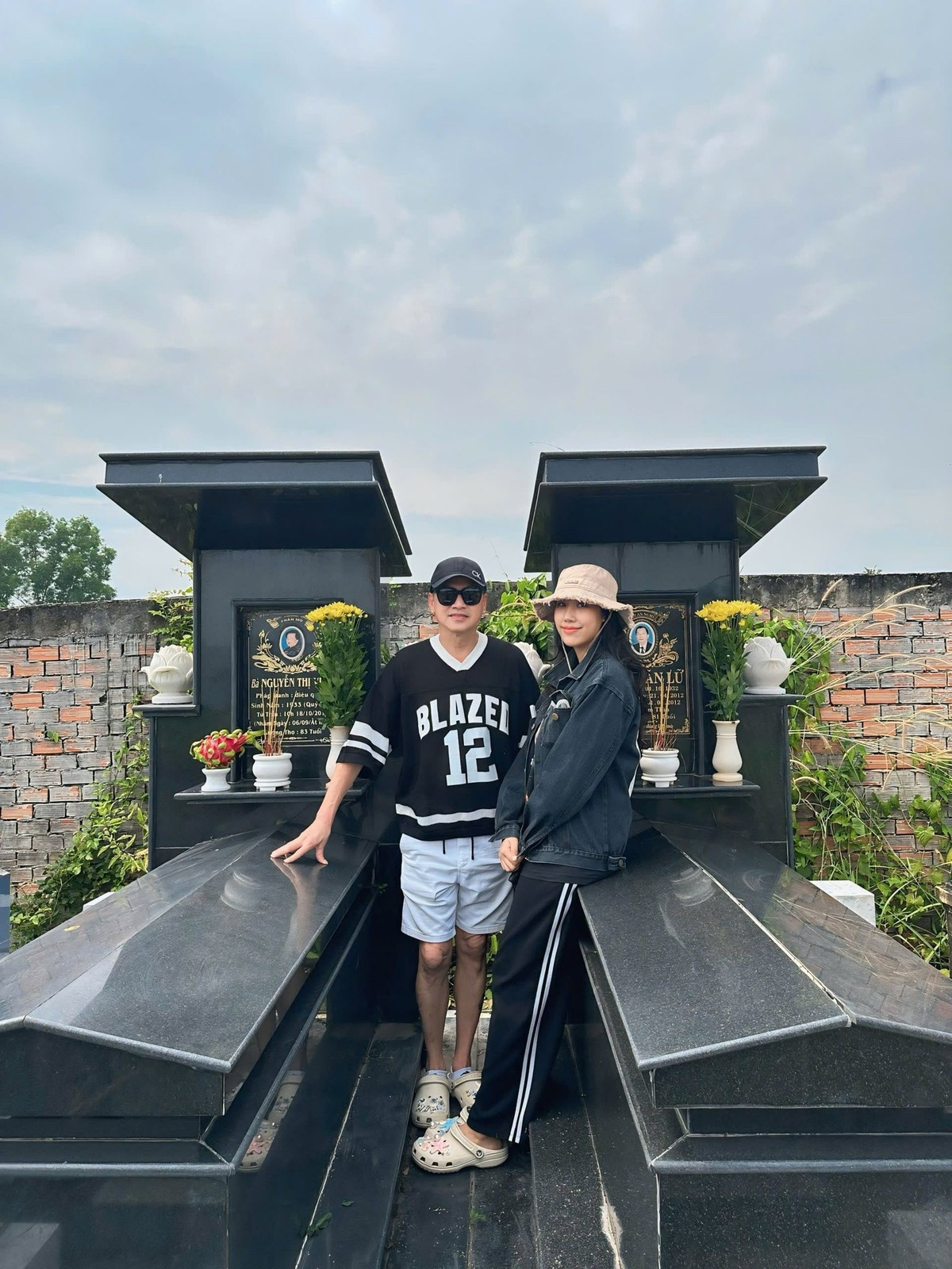 Diễn viên Quang Minh đưa bạn gái Tăng Khánh Chi ra mộ thăm bố mẹ. Ảnh: FB Quang Minh