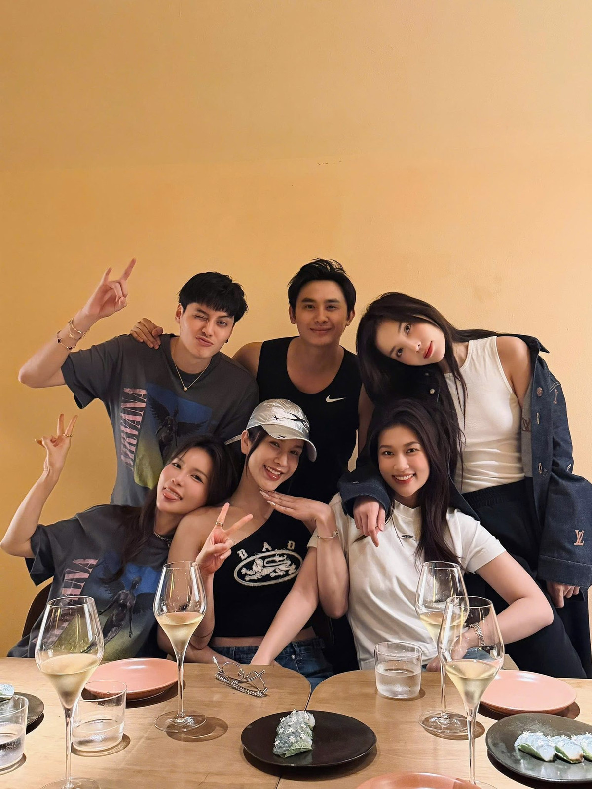 Kỳ Duyên đi ăn cùng nhóm bạn thân gồm hoa hậu Đoàn Thiên Ân, ca sĩ Diệp Lâm Anh, người mẫu Phạm Kiên, vợ chồng hot TikToker Lucie Nguyễn. Ảnh: FB Nguyen Cao Ky Duyen