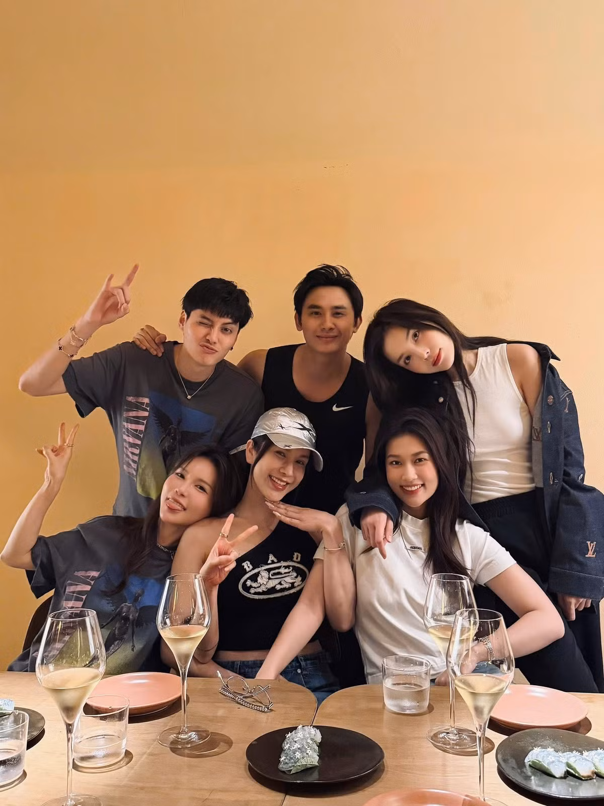 Kỳ Duyên đi ăn cùng nhóm bạn thân gồm hoa hậu Đoàn Thiên Ân, ca sĩ Diệp Lâm Anh, người mẫu Phạm Kiên, vợ chồng hot TikToker Lucie Nguyễn. Ảnh: FB Nguyen Cao Ky Duyen