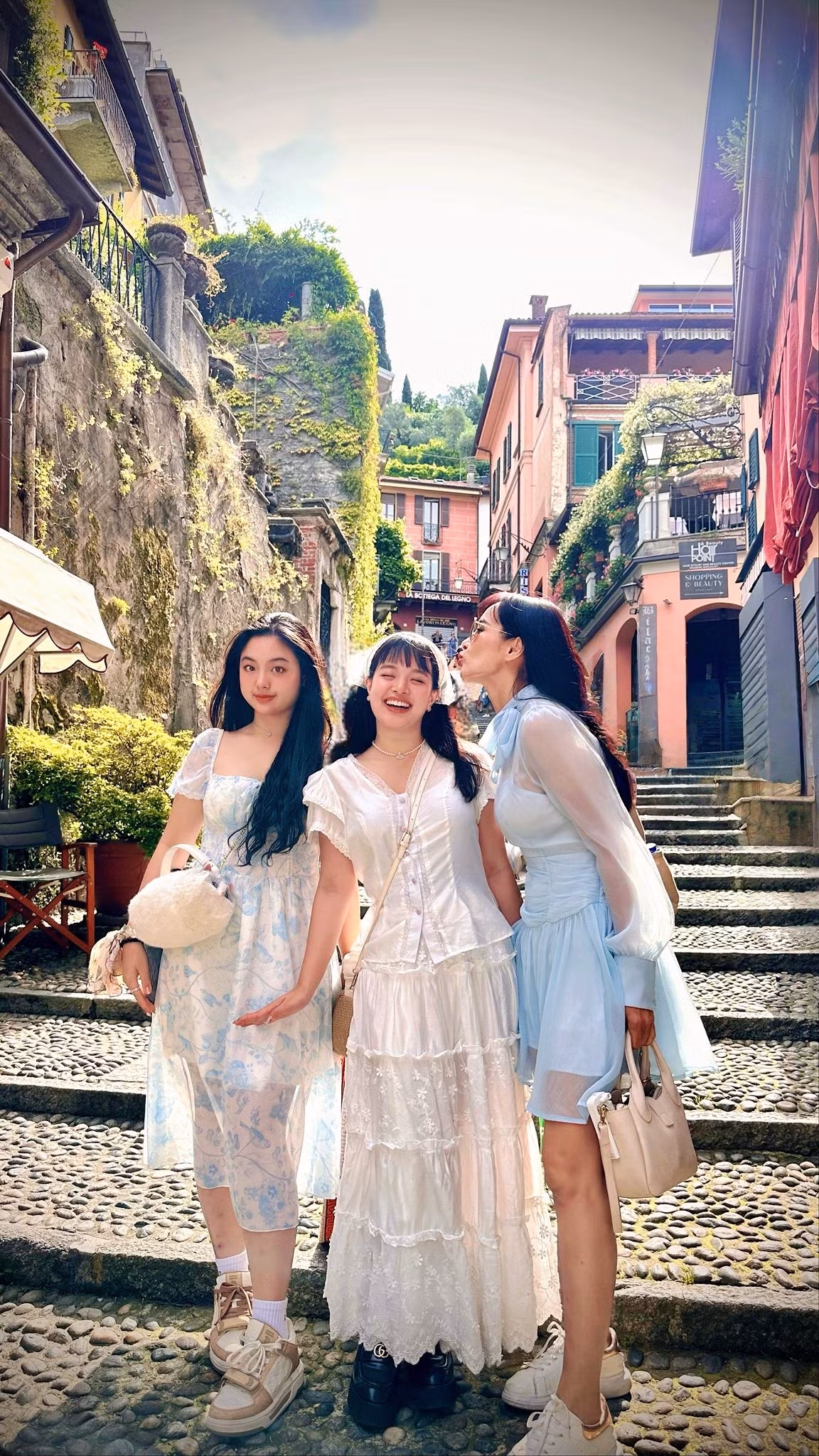 Con gái thứ hai của Bùi Thuý Hạnh là Suti tên thật Gia An, có sống mũi cao, khuôn mặt khả ái.