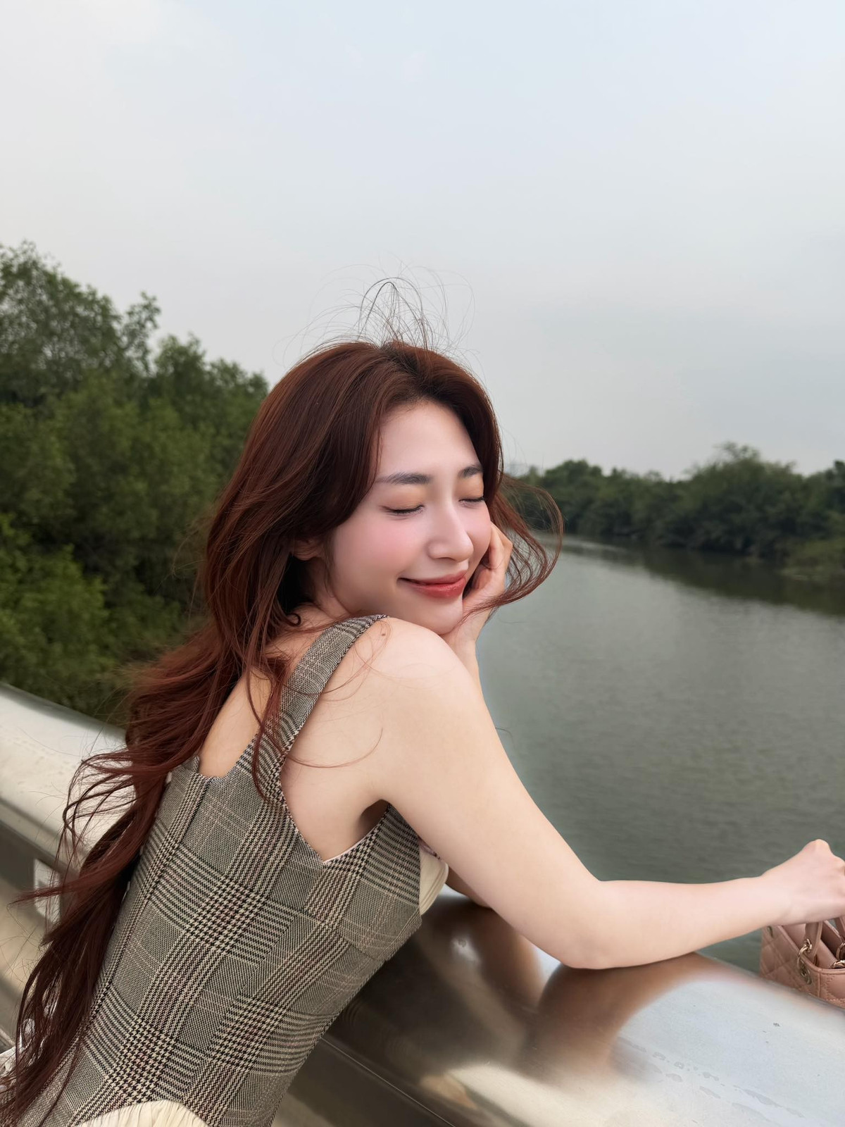 Vòng eo nhỏ gọn cũng là lợi thế giúp cô tự tin diện những bộ cánh ôm sát hay thiết kế táo bạo, khoe trọn vóc dáng săn chắc.