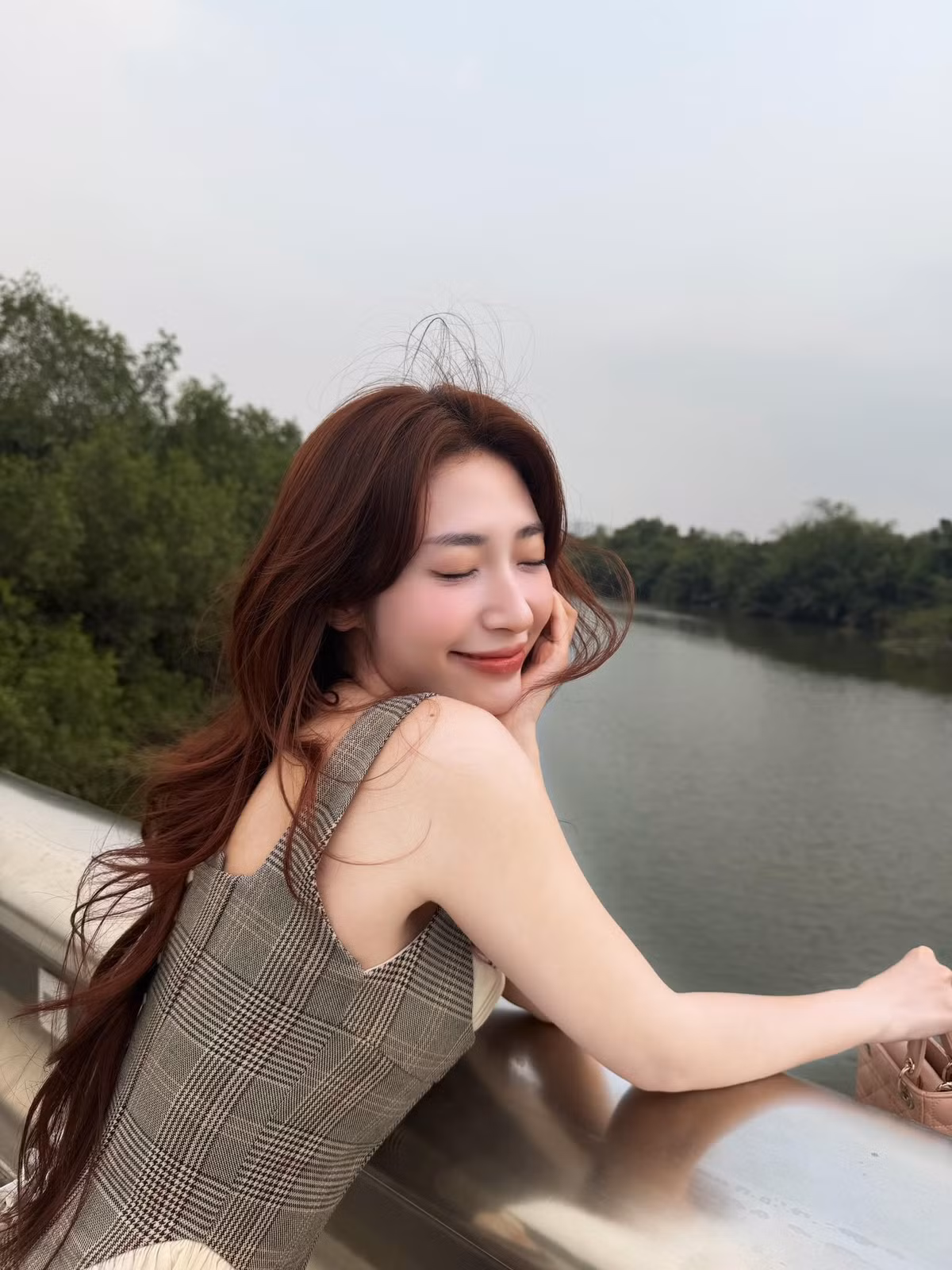 Vòng eo nhỏ gọn cũng là lợi thế giúp cô tự tin diện những bộ cánh ôm sát hay thiết kế táo bạo, khoe trọn vóc dáng săn chắc.