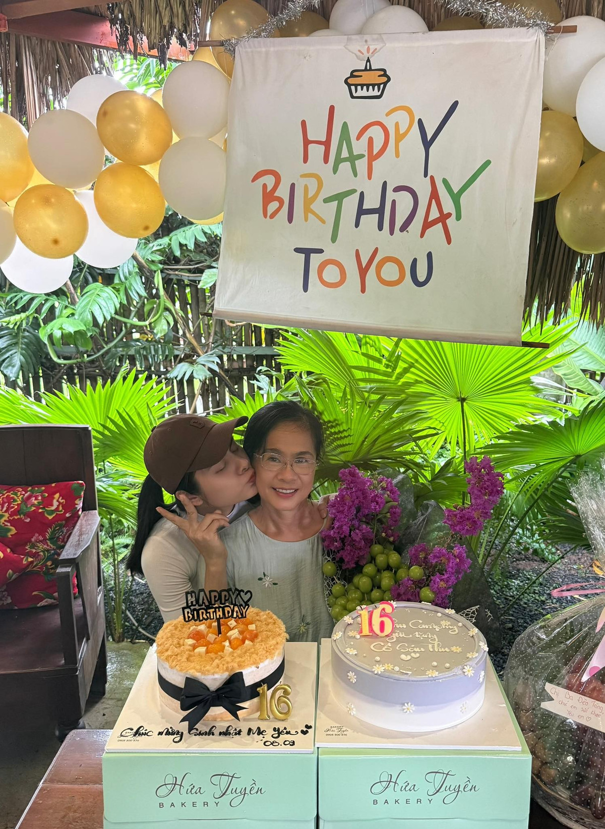 Diễn viên Vân Trang cho biết cô lái xe 100 km về chúc mừng sinh nhật mẹ. Ảnh: FB Vân Trang