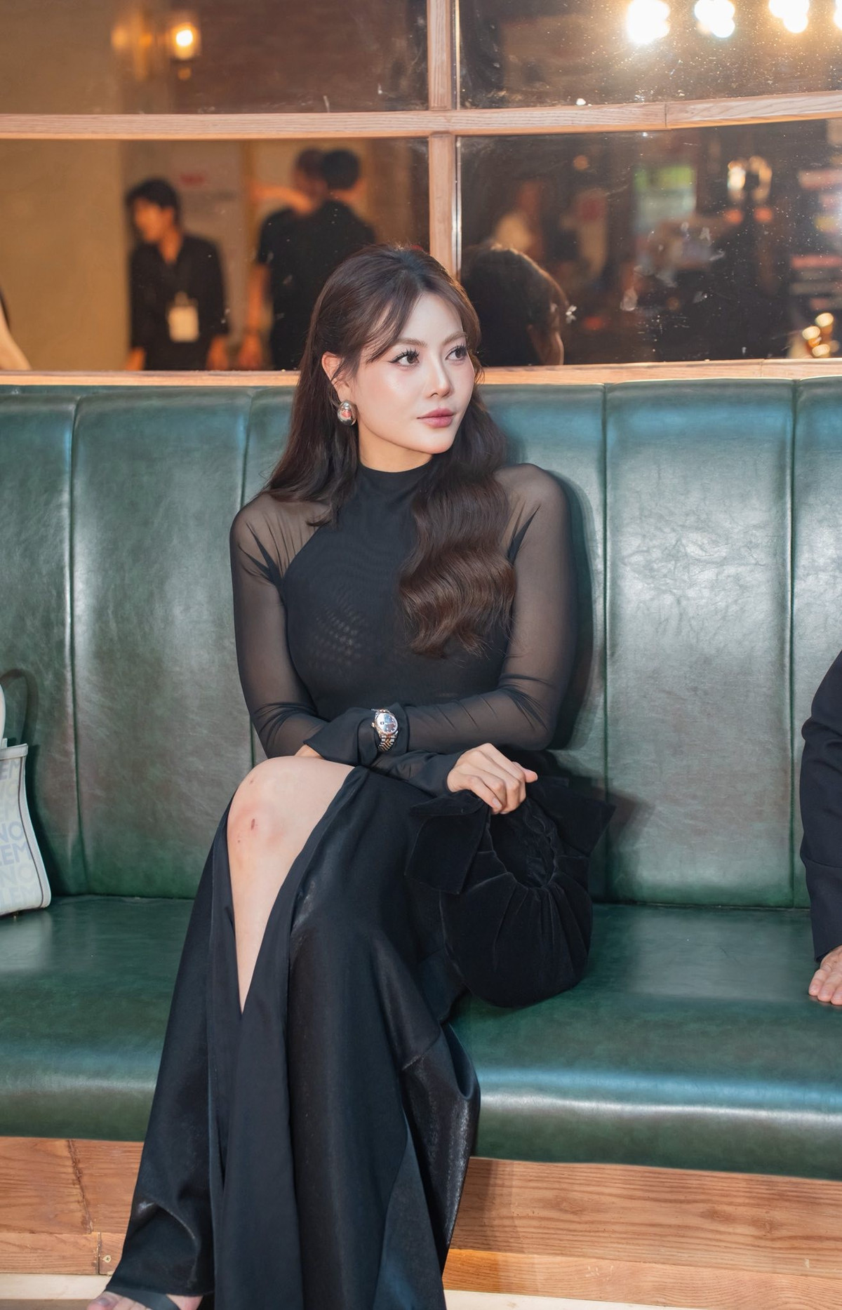 Tin tức sao Việt 12/12: Diễn viên Thanh Hương với thiết kế bó sát pha xuyên thấu khi tham dự sự kiện. Ảnh: FB Nguyen Thanh Huong