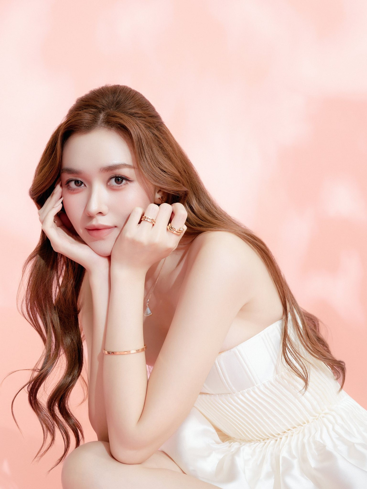 Xuất hiện với hình ảnh một cô gái dịu dàng nhưng không kém phần quyến rũ, Tường San chọn chân váy ôm dáng, độ dài táo bạo vừa đủ để tôn trọn lợi thế hình thể.