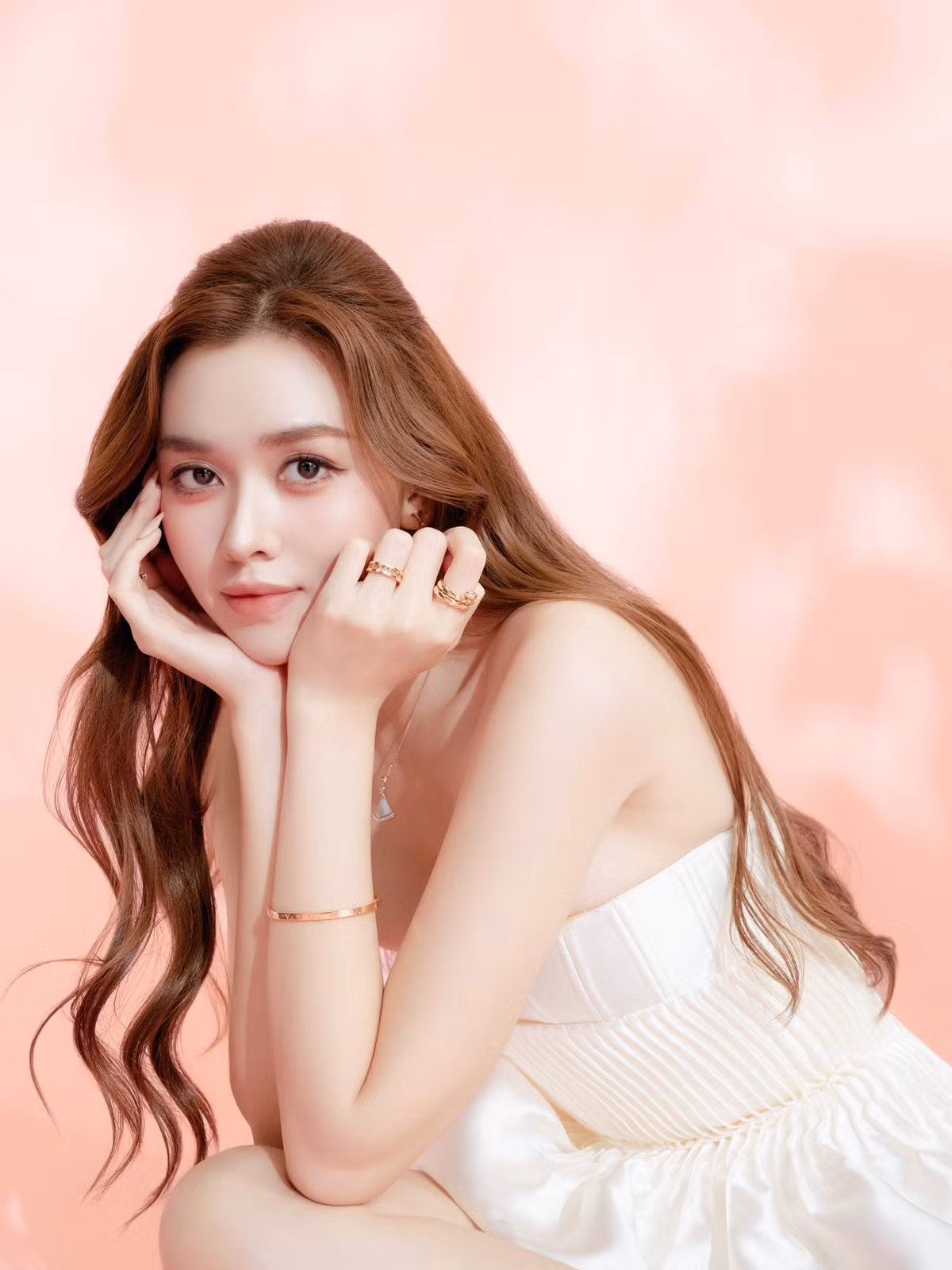 Xuất hiện với hình ảnh một cô gái dịu dàng nhưng không kém phần quyến rũ, Tường San chọn chân váy ôm dáng, độ dài táo bạo vừa đủ để tôn trọn lợi thế hình thể.